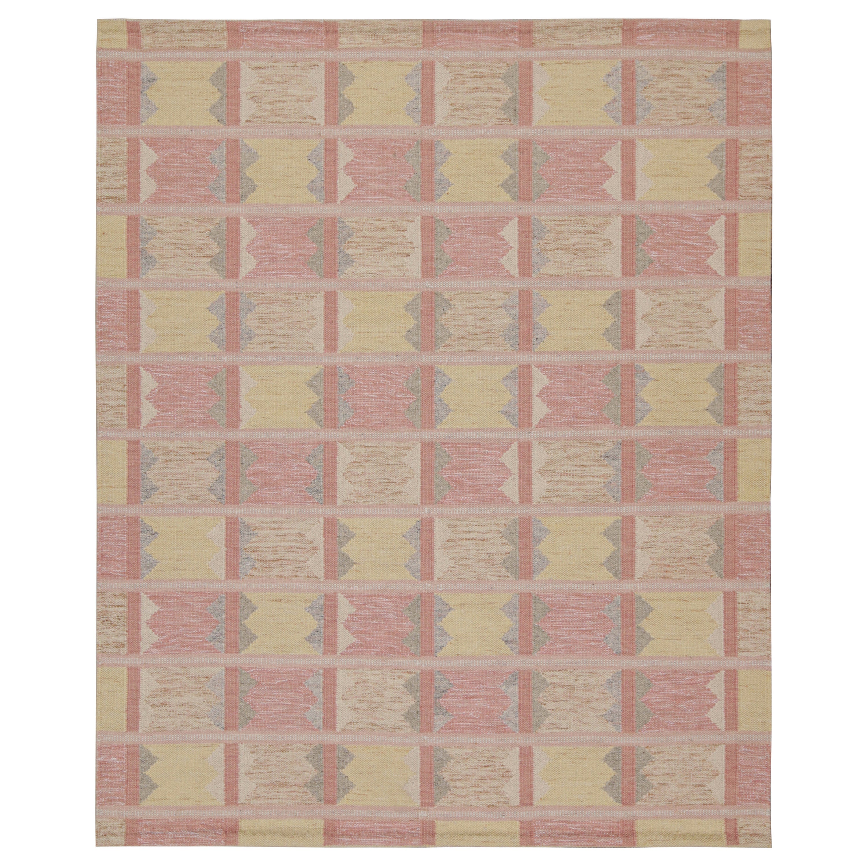 Kilim de style scandinave à motifs géométriques crème et rose de Rug & Kilim