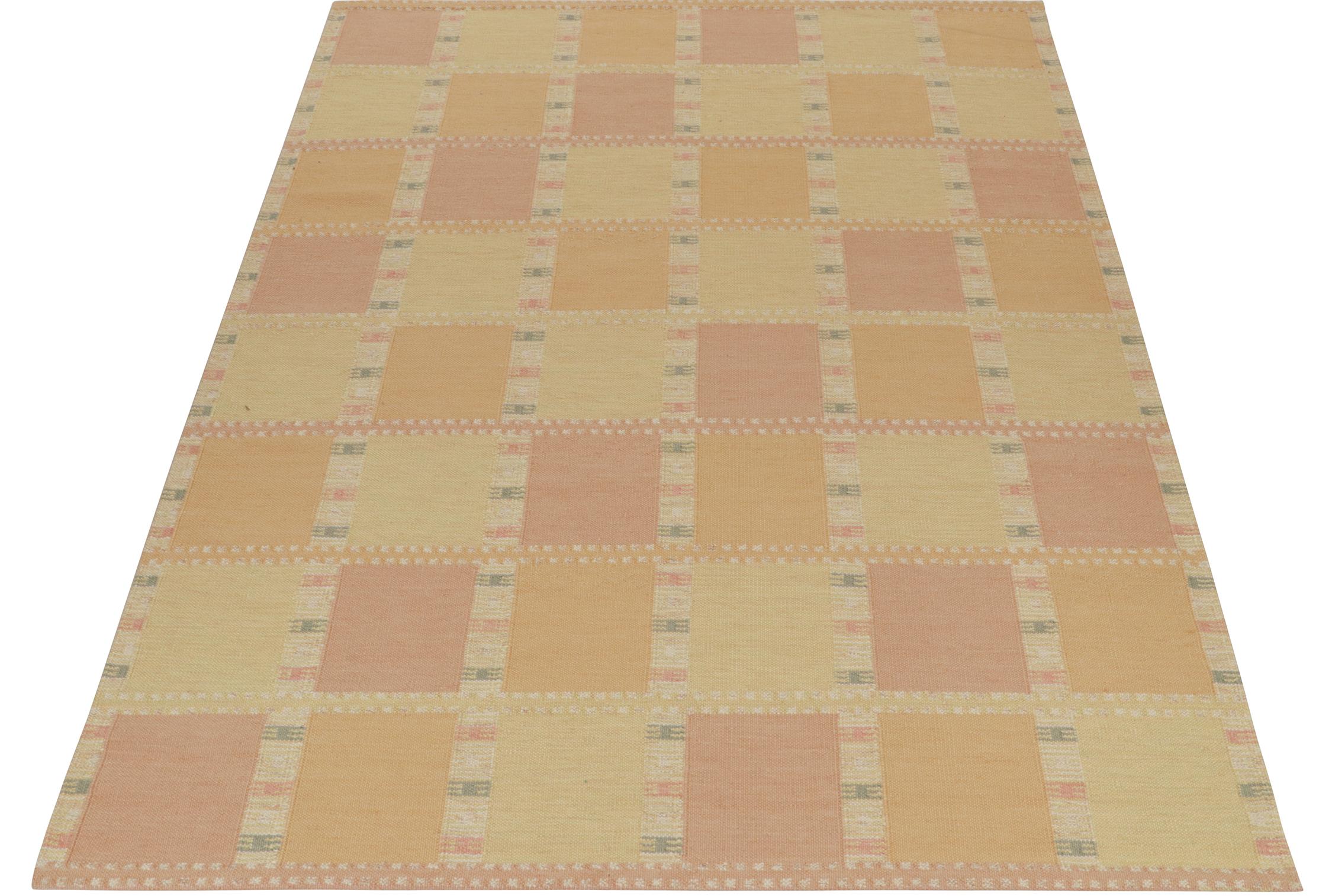 Scandinavo moderno Rug & Kilim: Kilim in stile scandinavo con motivo geometrico oro e rosa in vendita