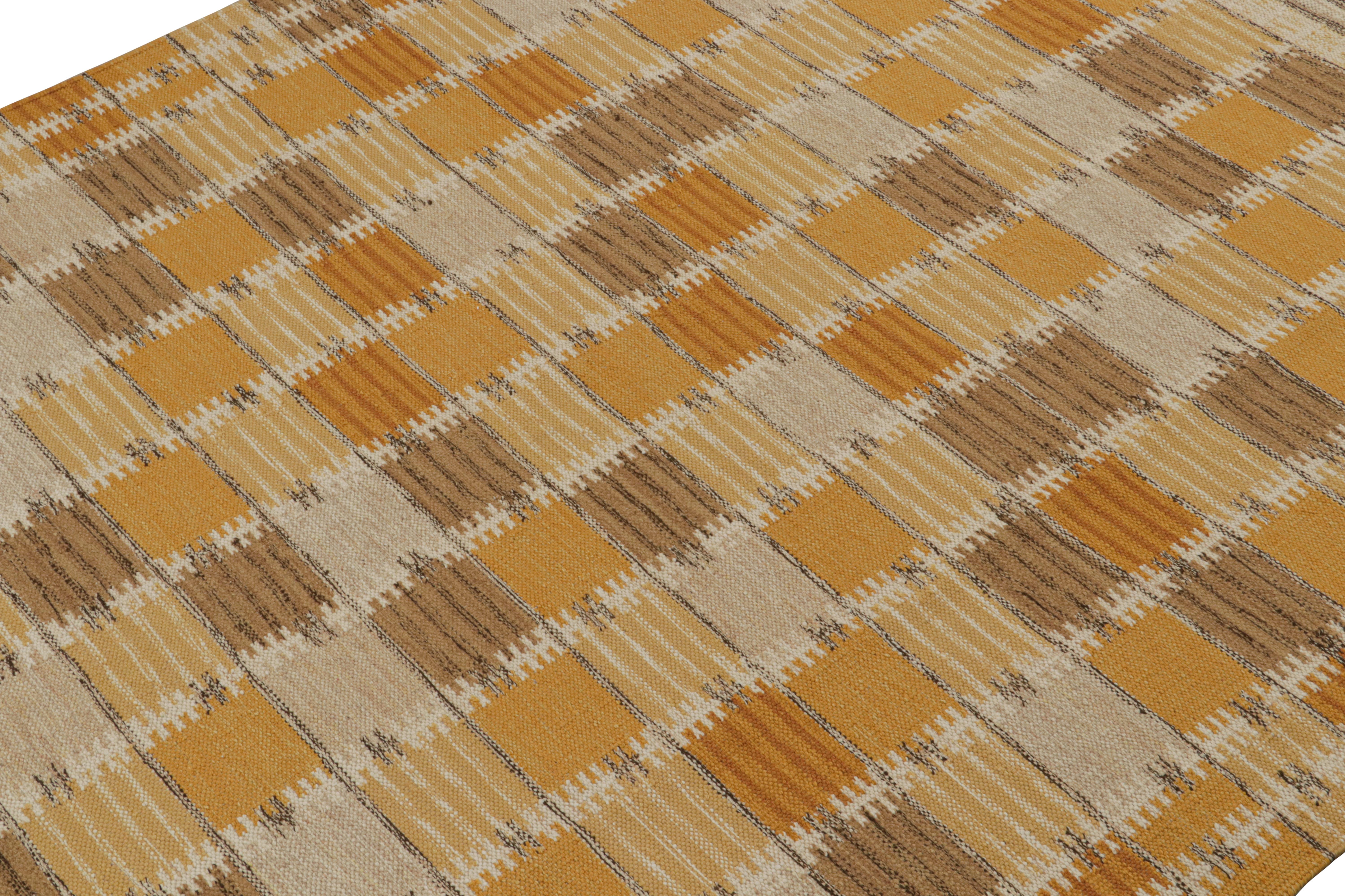 Indien Rug & Kilim's Scandinavian Style Kilim in Gold & Beige-Brown Geometric Pattern (Kilim de style scandinave à motifs géométriques or et beige-marron) en vente