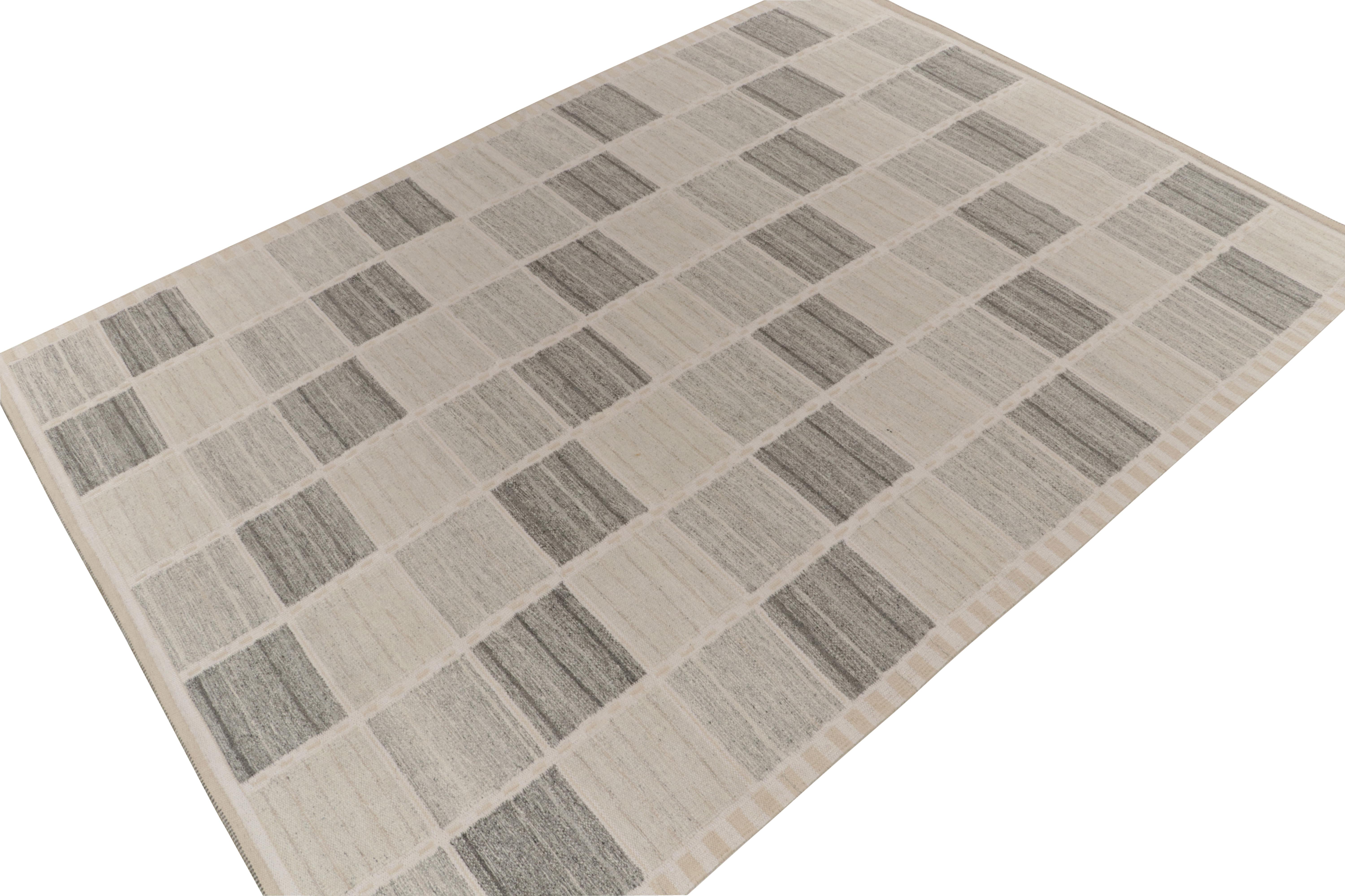 Exemplifying a modern take on Swedish Deco styles, a 10x14 flat weave from Rug 
Kilim’s award-winning Scandinavian Kilim collection. 

On the Design: The handwoven wool rug enjoys compartmentalisation in gray and white tones—alternating
