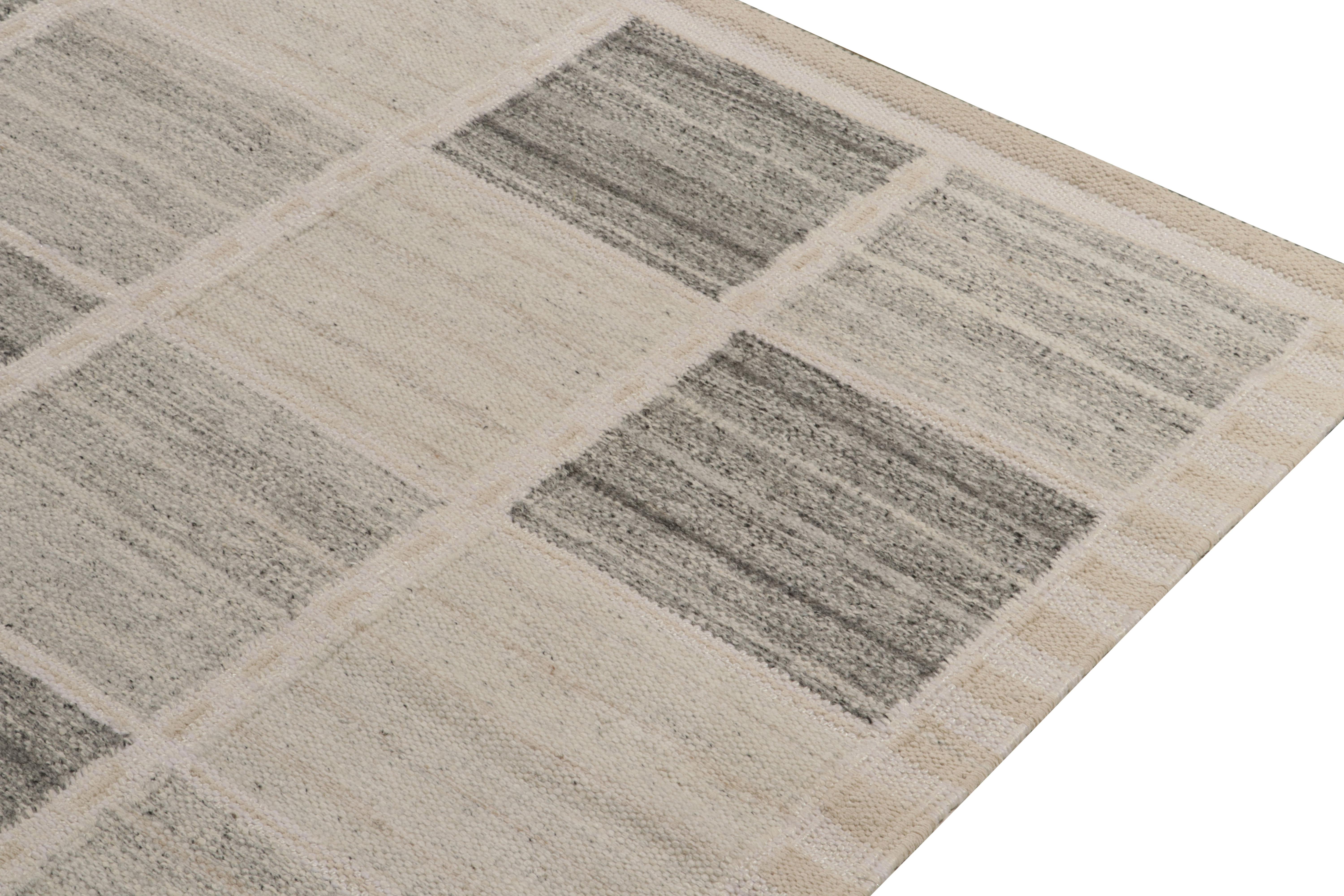 Rug & Kilim's skandinavischer Stil Kilim in Grau und Weiß Geometrisch gemustert (Handgeknüpft) im Angebot