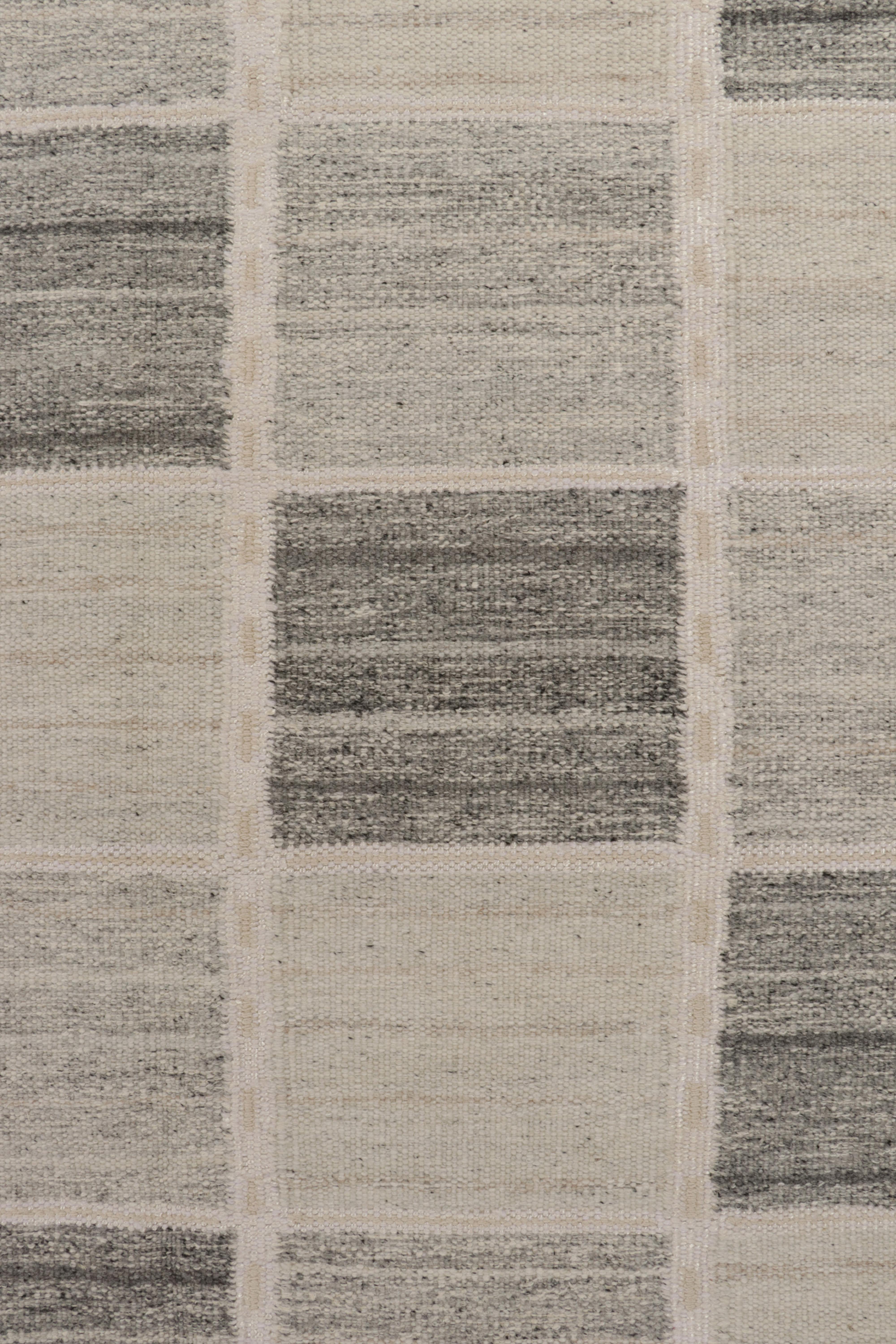 Rug & Kilim's skandinavischer Stil Kilim in Grau und Weiß Geometrisch gemustert im Zustand „Neu“ im Angebot in Long Island City, NY