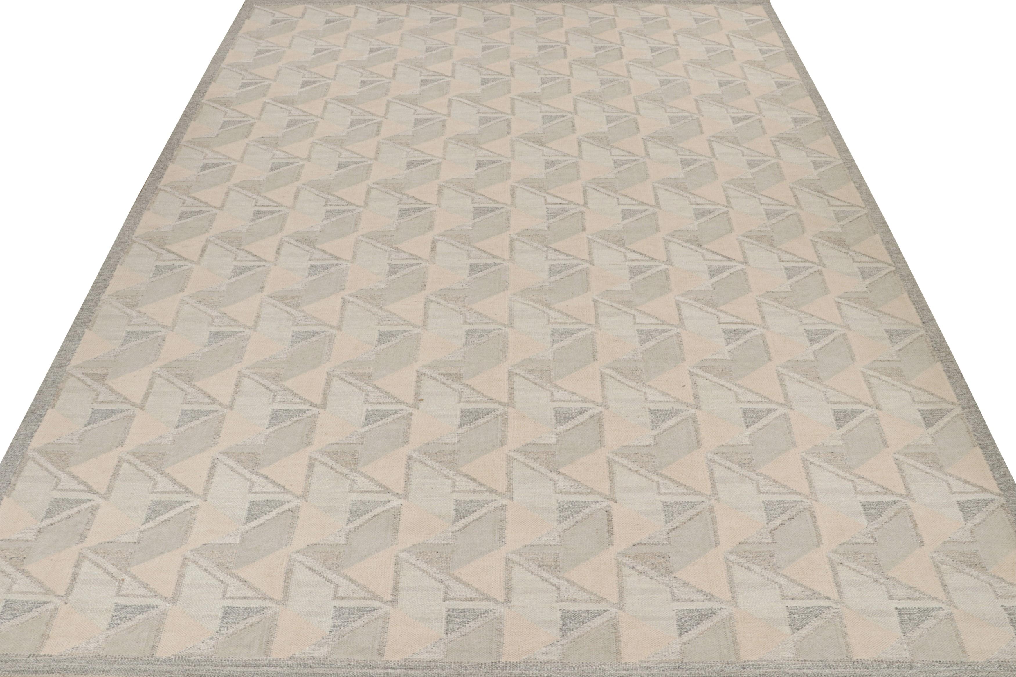 Un élégant kilim 13x16 de style suédois, issu de notre collection primée de tissage plat scandinave. Tissé à la main en laine et fil naturel non teint.

Sur le Design : 

Ce tapis présente des motifs géométriques dans des tons confortables de beige,