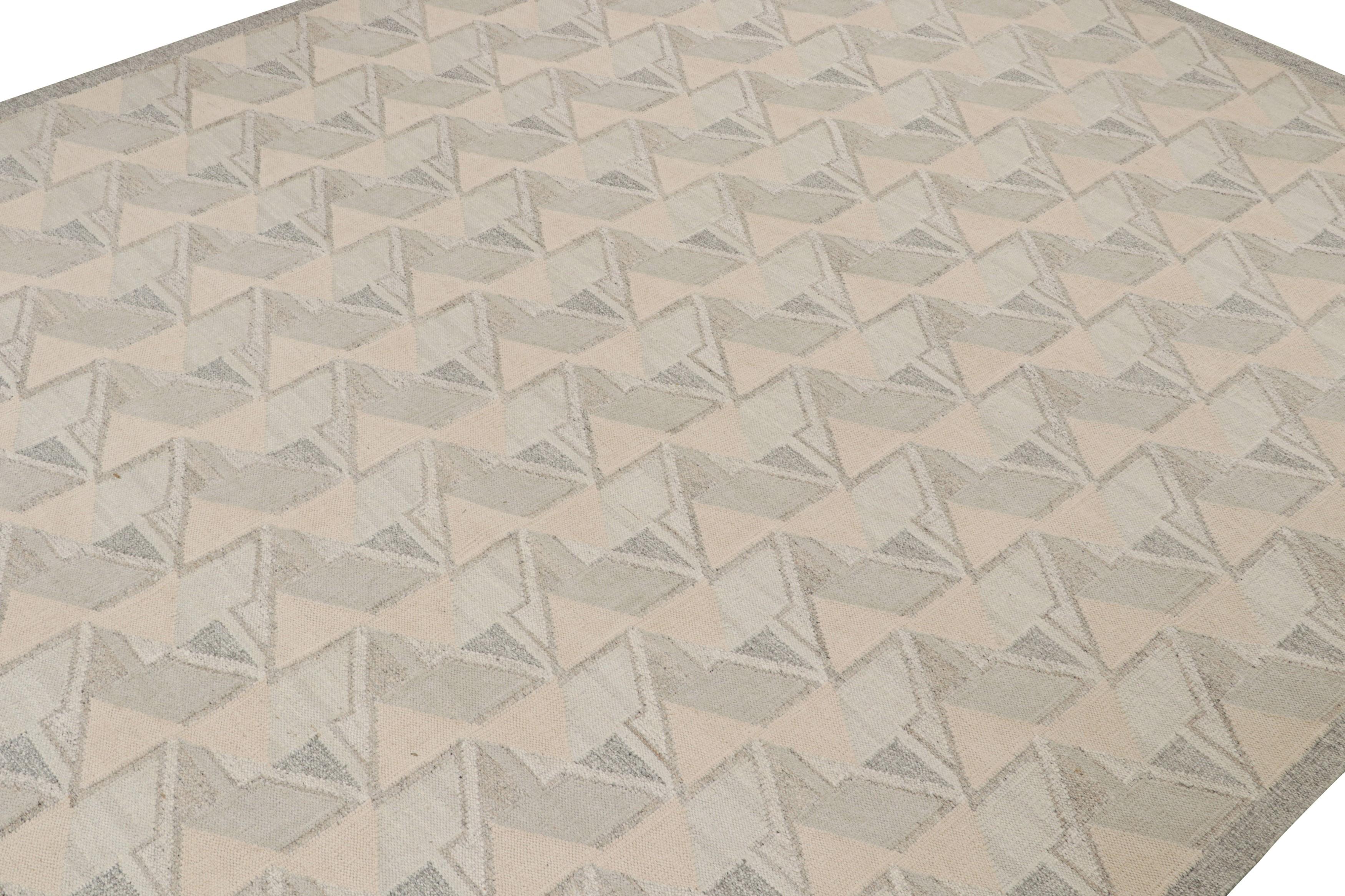Indien Rug & Kilim's Scandinavian Style Kilim in gray, Beige, White Patterns en vente