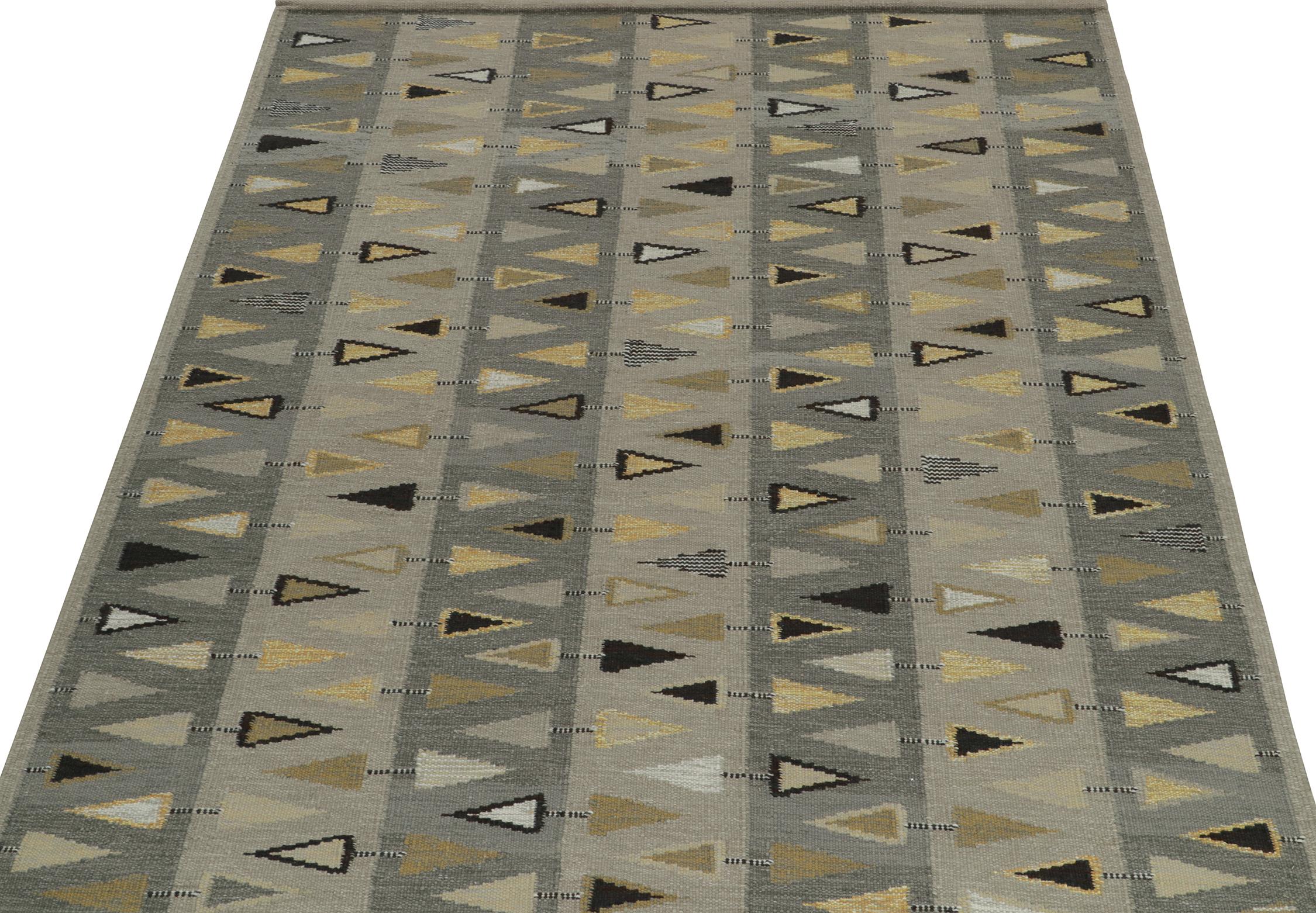 Rug & Kilim's skandinavischer Kilim in Grau mit goldenem geometrischem Muster (Skandinavische Moderne) im Angebot