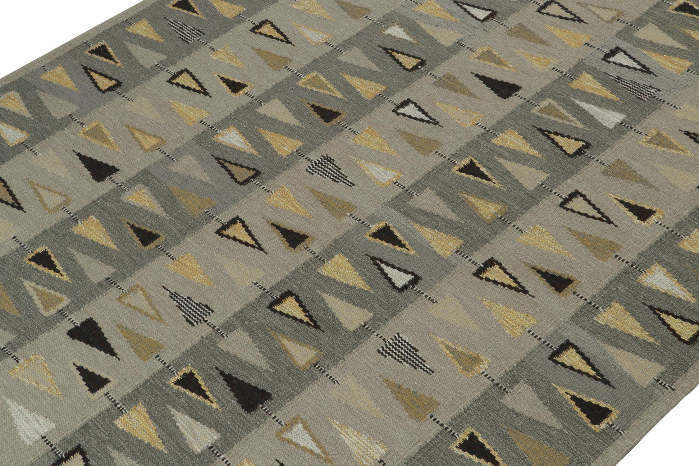 Rug & Kilim's skandinavischer Kilim in Grau mit goldenem geometrischem Muster (Indisch) im Angebot