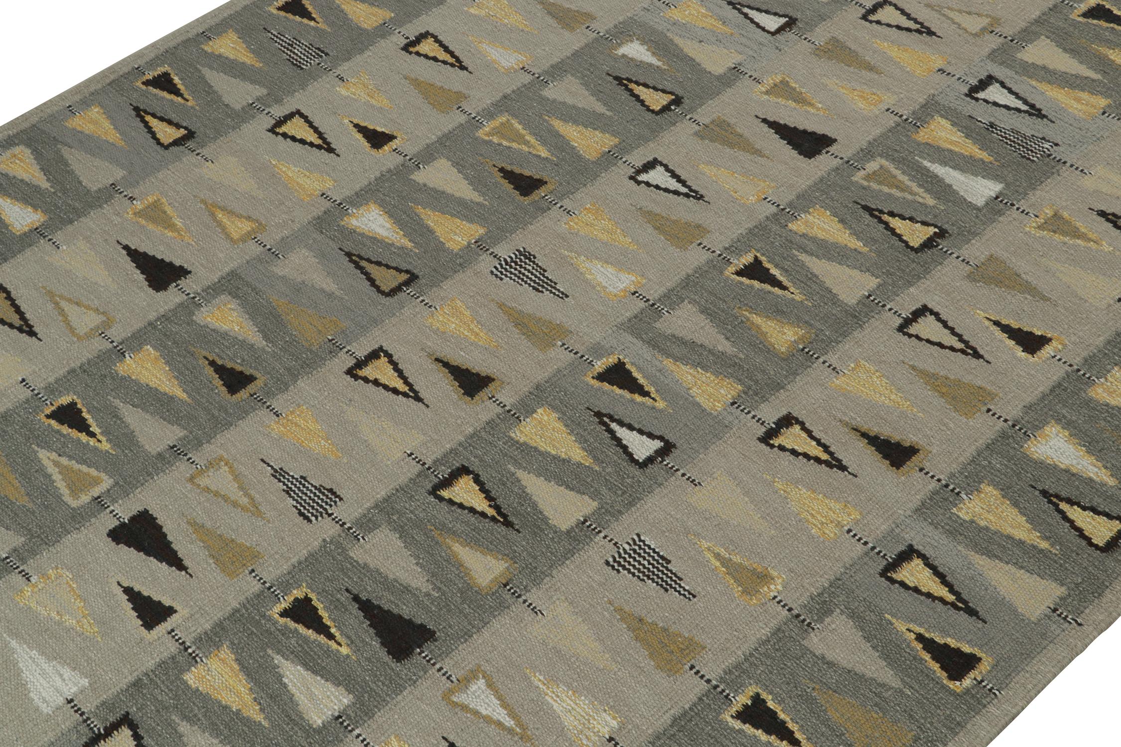 Indien Rug & Kilim's Scandinavian Style Kilim in Gray with Gold Geometric Pattern (Kilim de style scandinave à motif géométrique gris et or) en vente