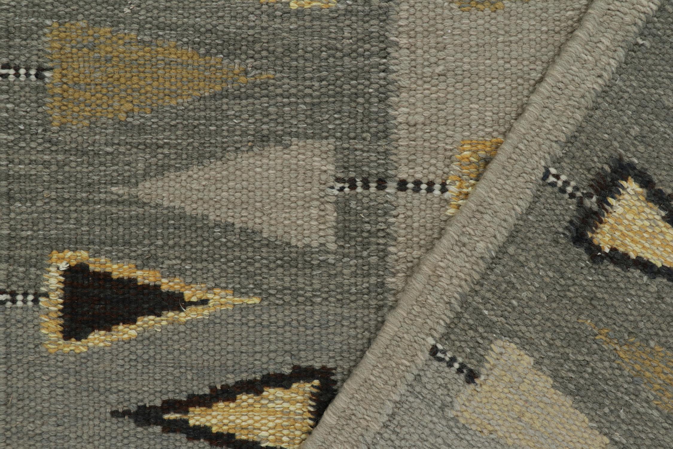 Contemporary Rug & Kilim’s Scandinavian Style Kilim in Gray with Gold Geometric Pattern For Sale