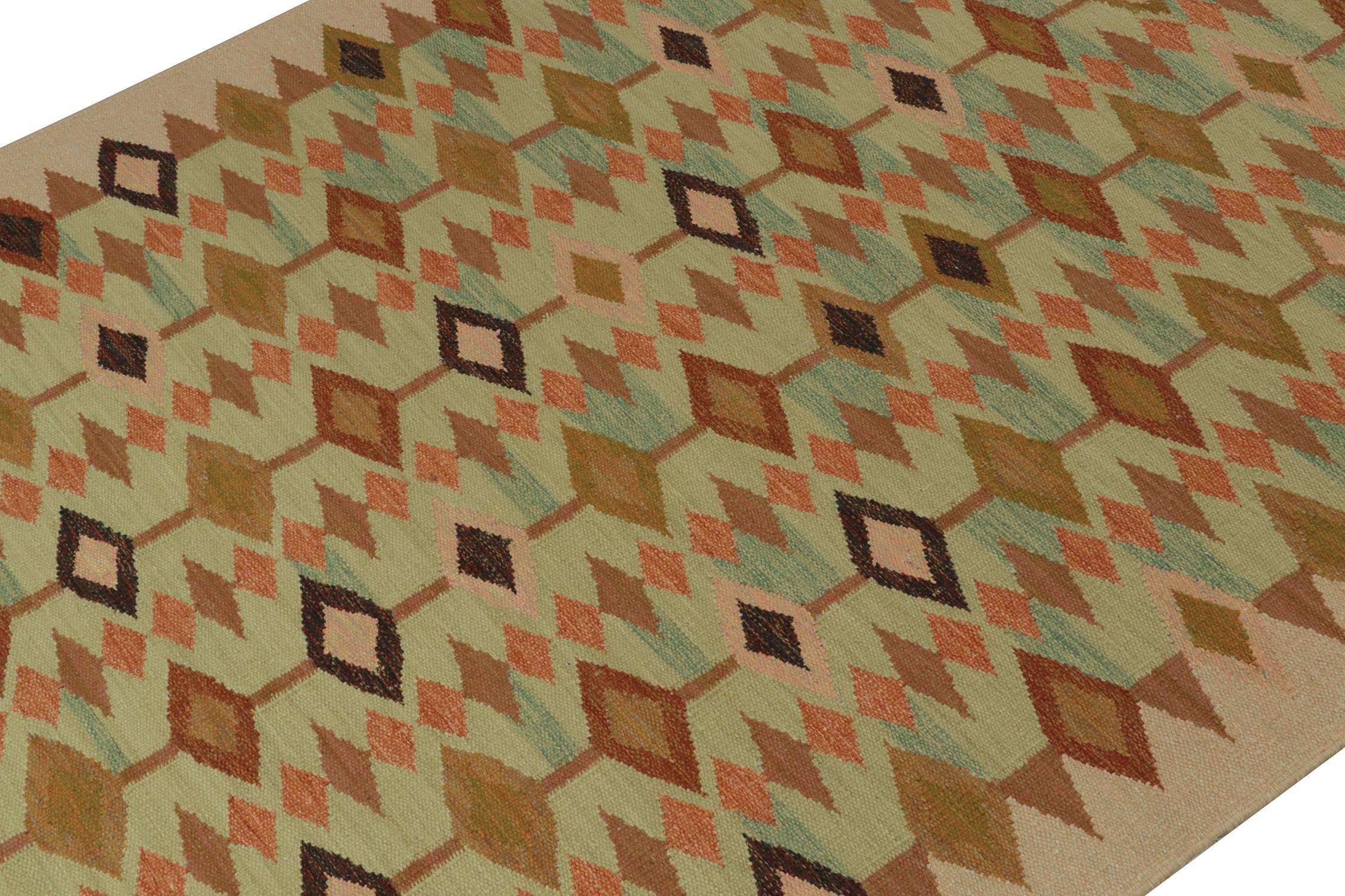 Indien Rug & Kilim's Scandinavian Style Kilim in Green & Beige-Brown Geometric Pattern (Kilim de style scandinave à motif géométrique vert et beige-brun) en vente
