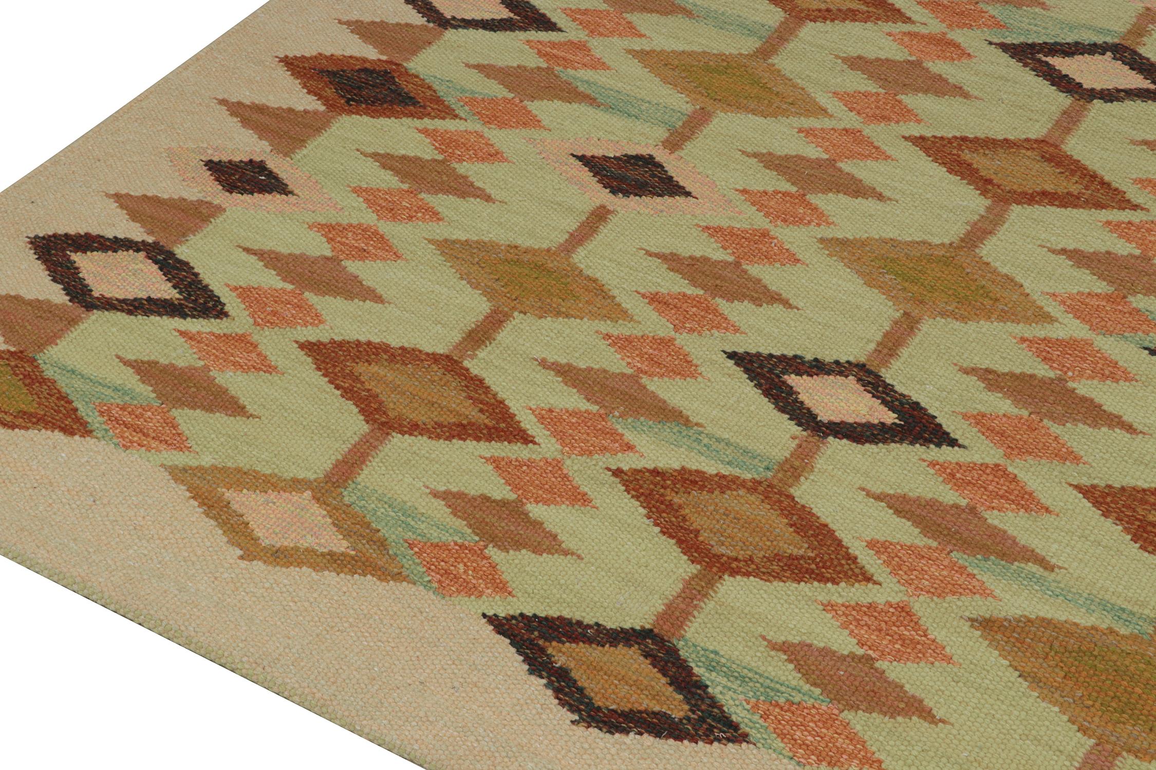 Noué à la main Rug & Kilim's Scandinavian Style Kilim in Green & Beige-Brown Geometric Pattern (Kilim de style scandinave à motif géométrique vert et beige-brun) en vente