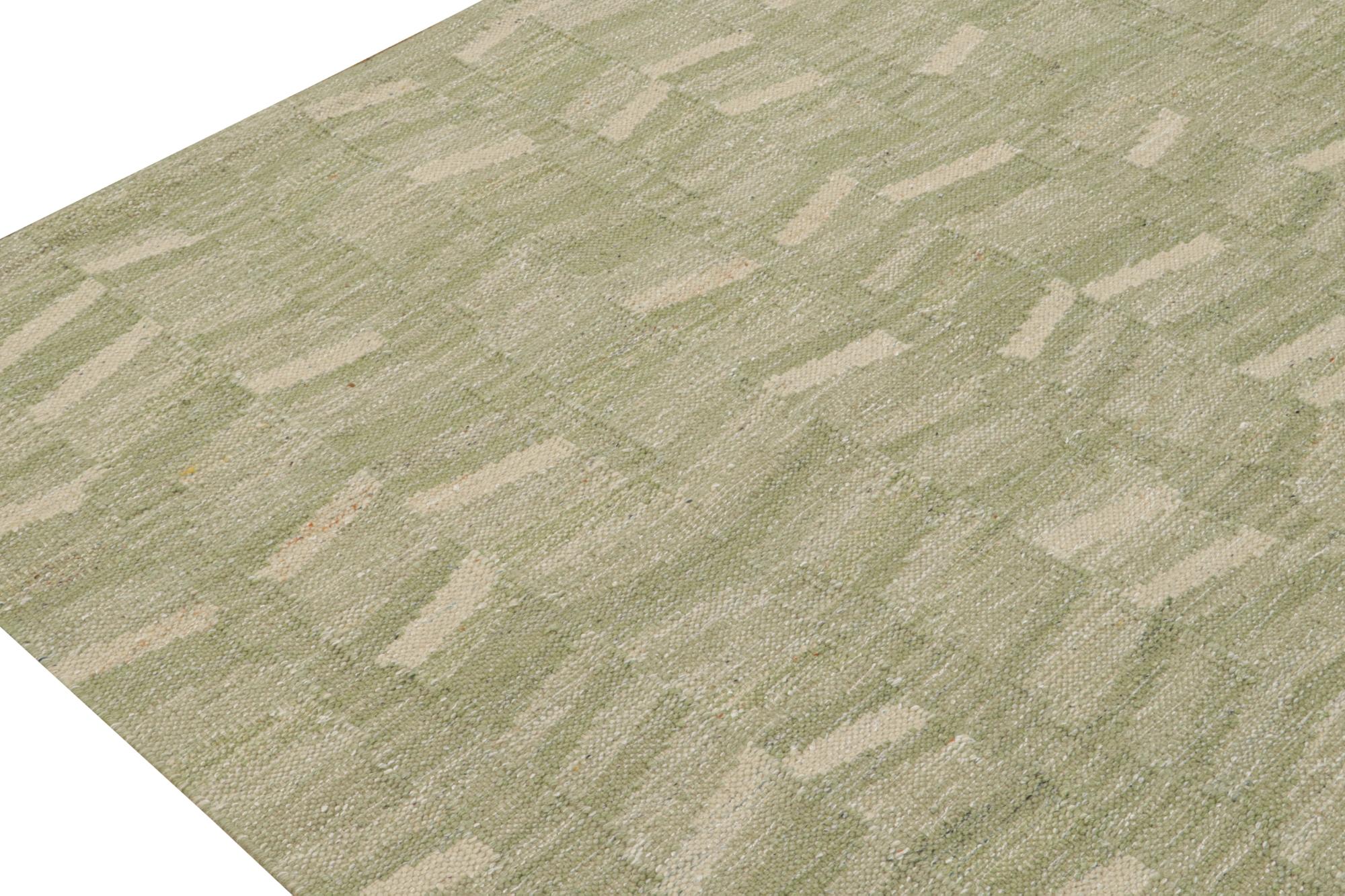 Skandinavischer Kilim von Rug & Kilim in Grün und Beige mit geometrischen Mustern (Moderne) im Angebot