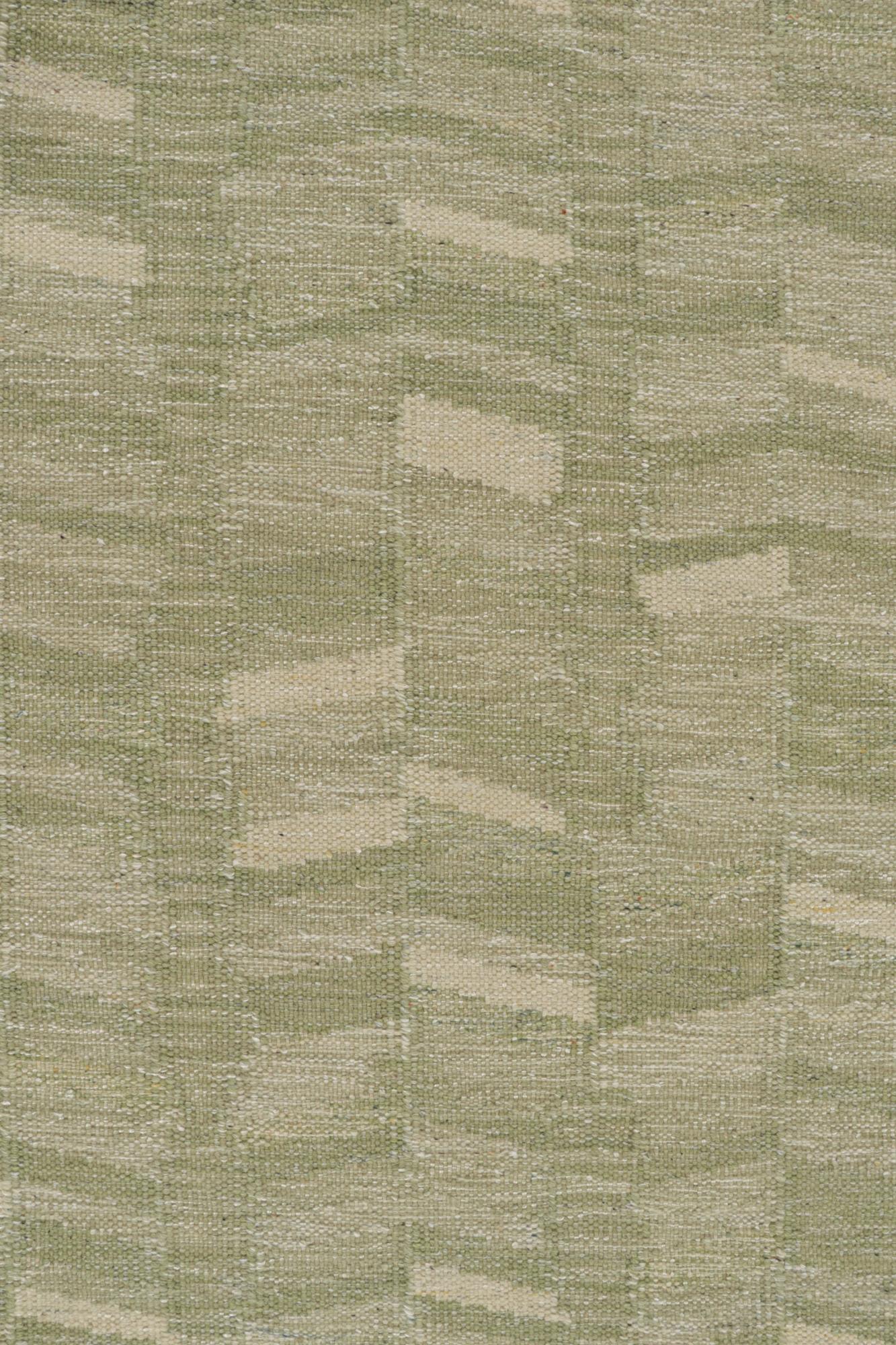 Skandinavischer Kilim von Rug & Kilim in Grün und Beige mit geometrischen Mustern im Zustand „Neu“ im Angebot in Long Island City, NY