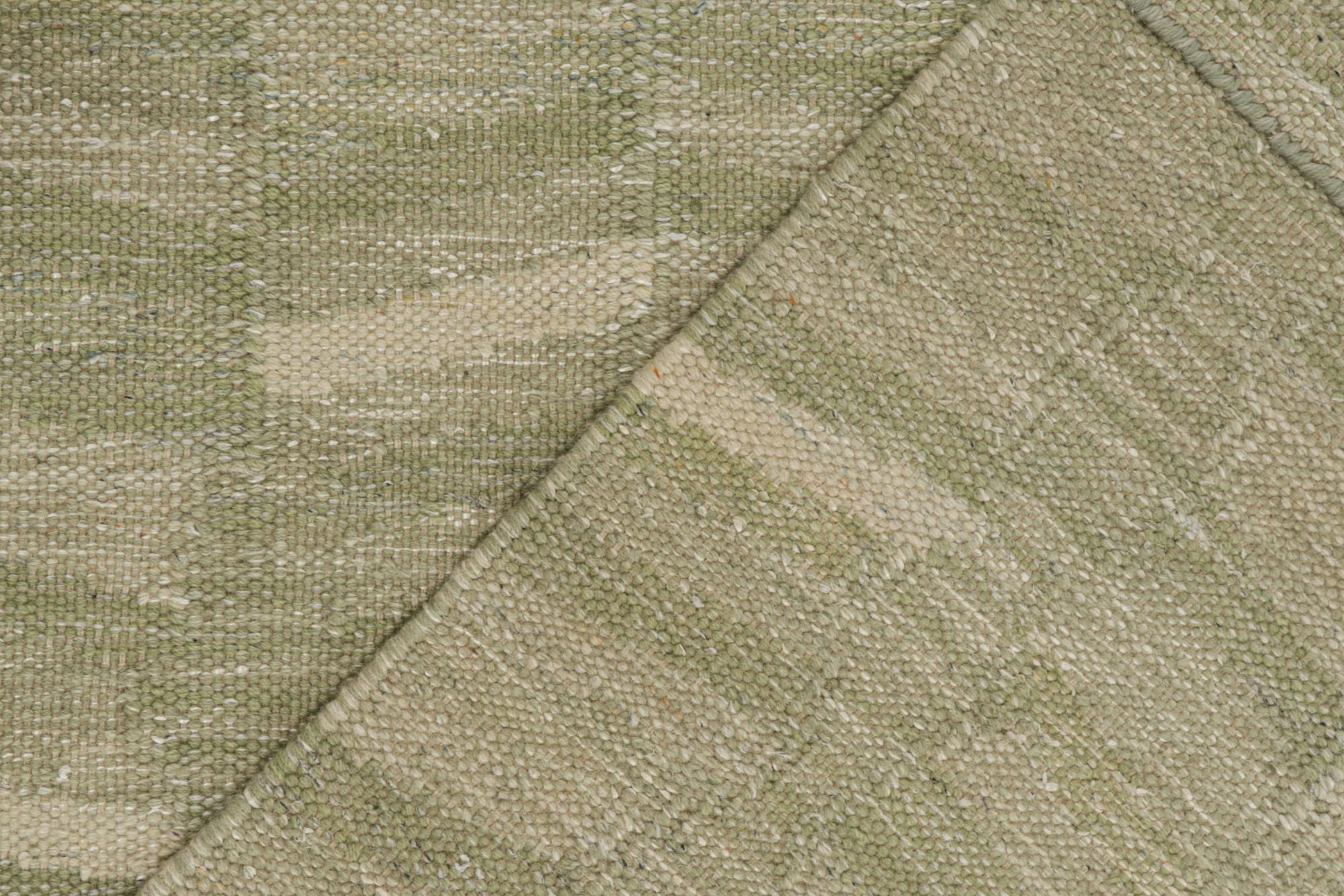 Skandinavischer Kilim von Rug & Kilim in Grün und Beige mit geometrischen Mustern (21. Jahrhundert und zeitgenössisch) im Angebot