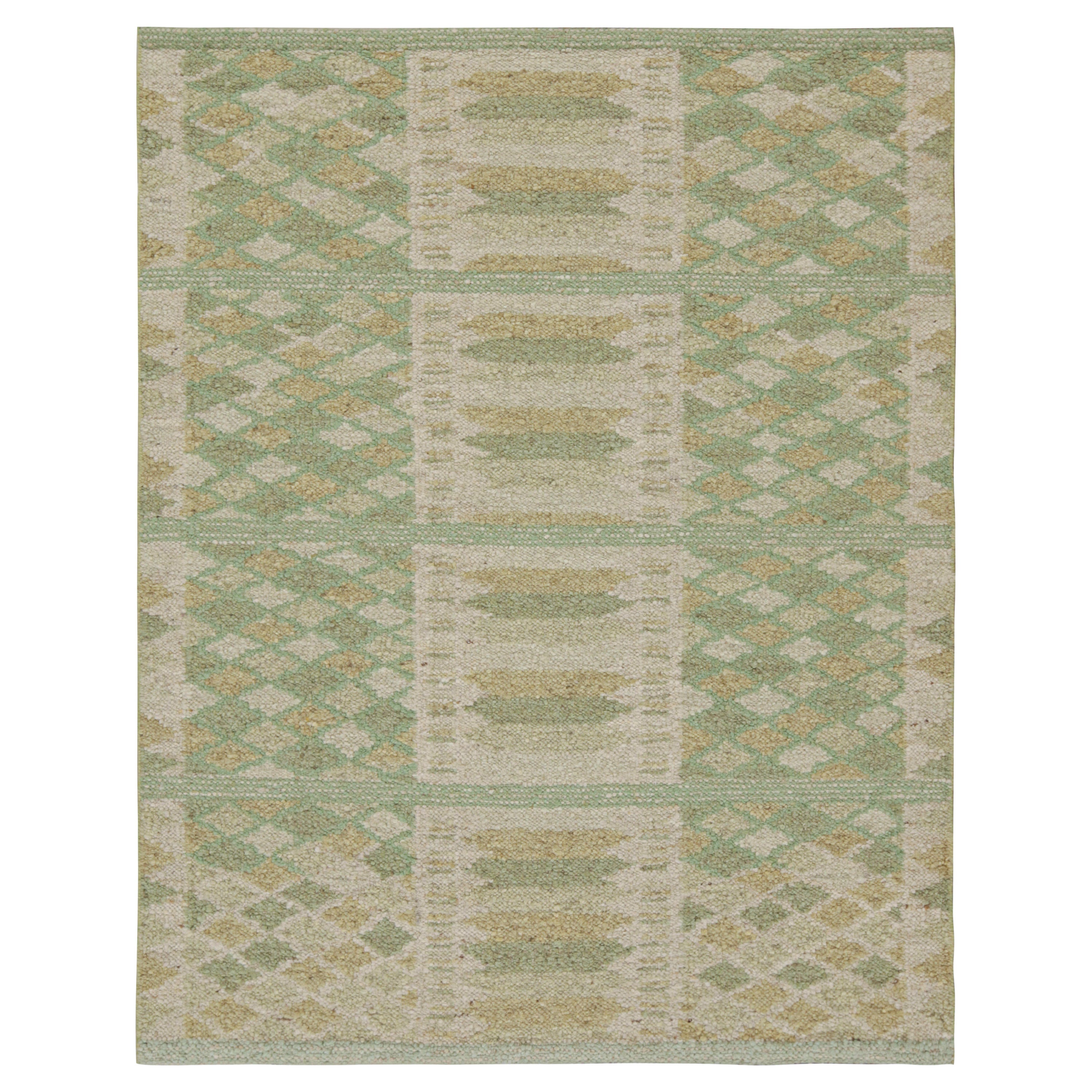 Rug & Kilim in stile scandinavo con motivi geometrici in verde, oro e crema