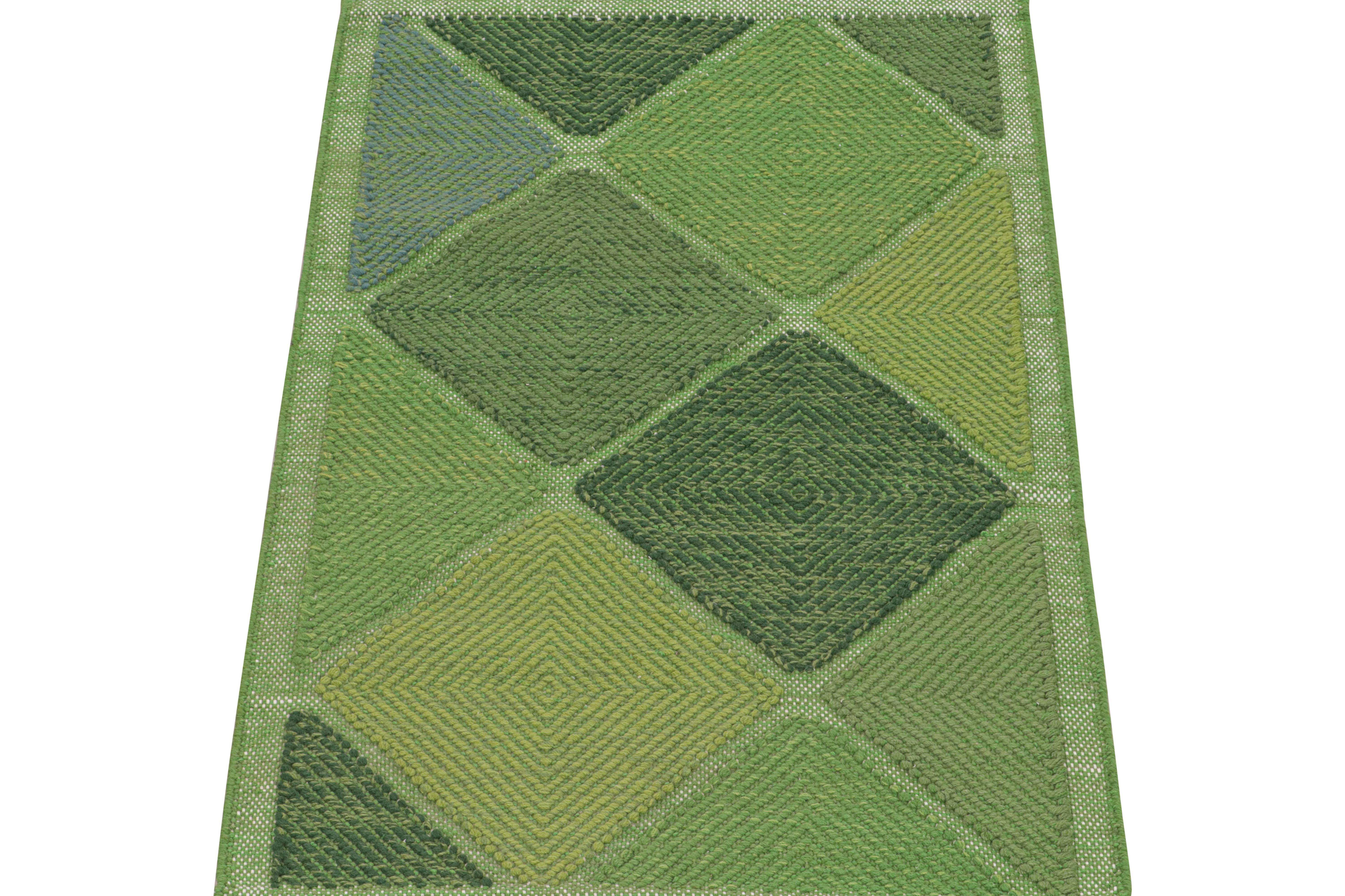 Dieser 3x5 Flachgewebe-Teppich ist ein Neuzugang in der skandinavischen Kilim-Kollektion von Rug & Kilim. Das aus Wolle und natürlichen Garnen handgewebte Design spiegelt eine zeitgenössische Interpretation des Rollakans aus der Mitte des