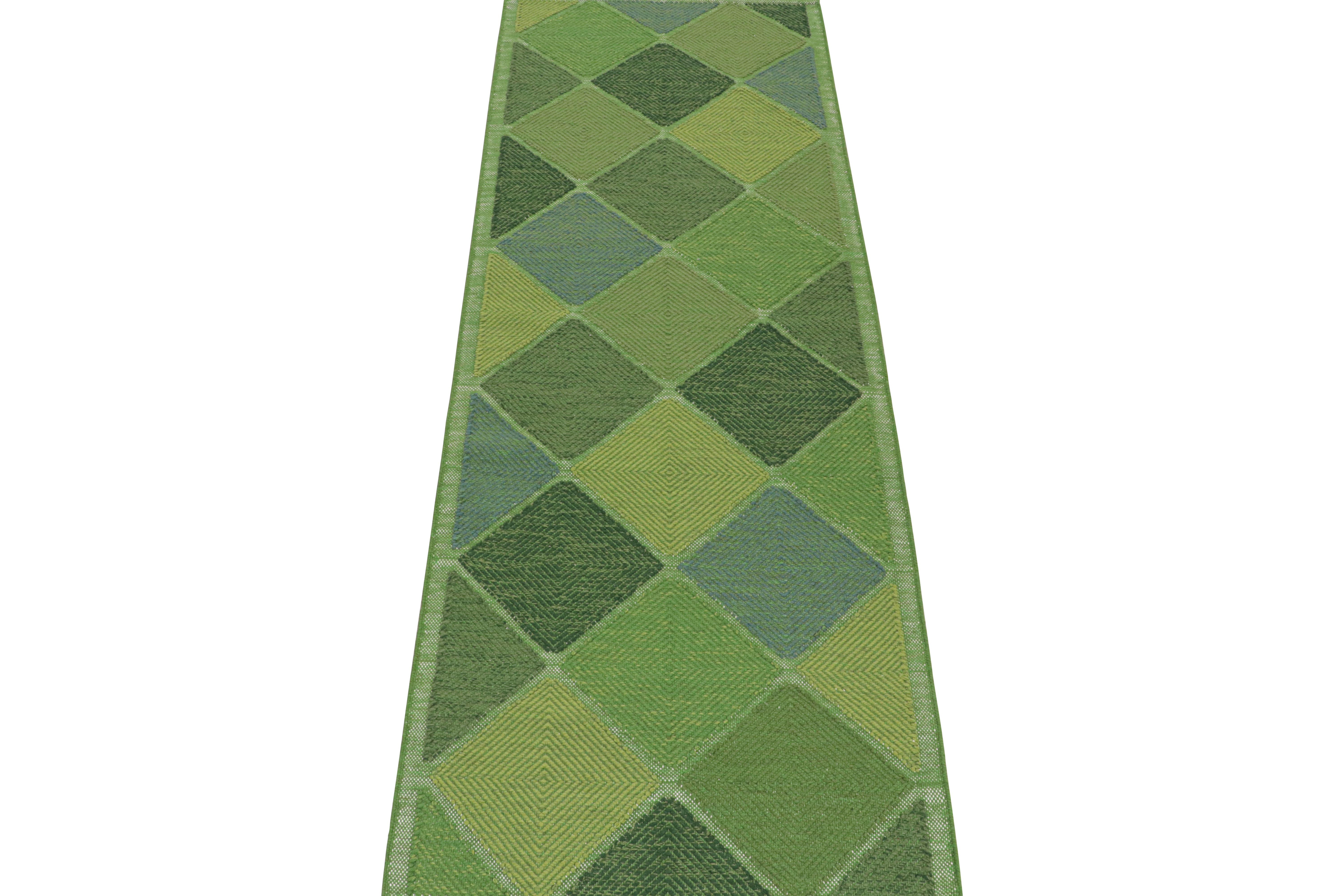 Dieser 4x12 Flachgewebe-Teppich ist eine neue Ergänzung der skandinavischen Kilim-Kollektion von Rug & Kilim. Das aus Wolle und natürlichen Garnen handgewebte Design spiegelt eine zeitgenössische Interpretation des Rollakans aus der Mitte des