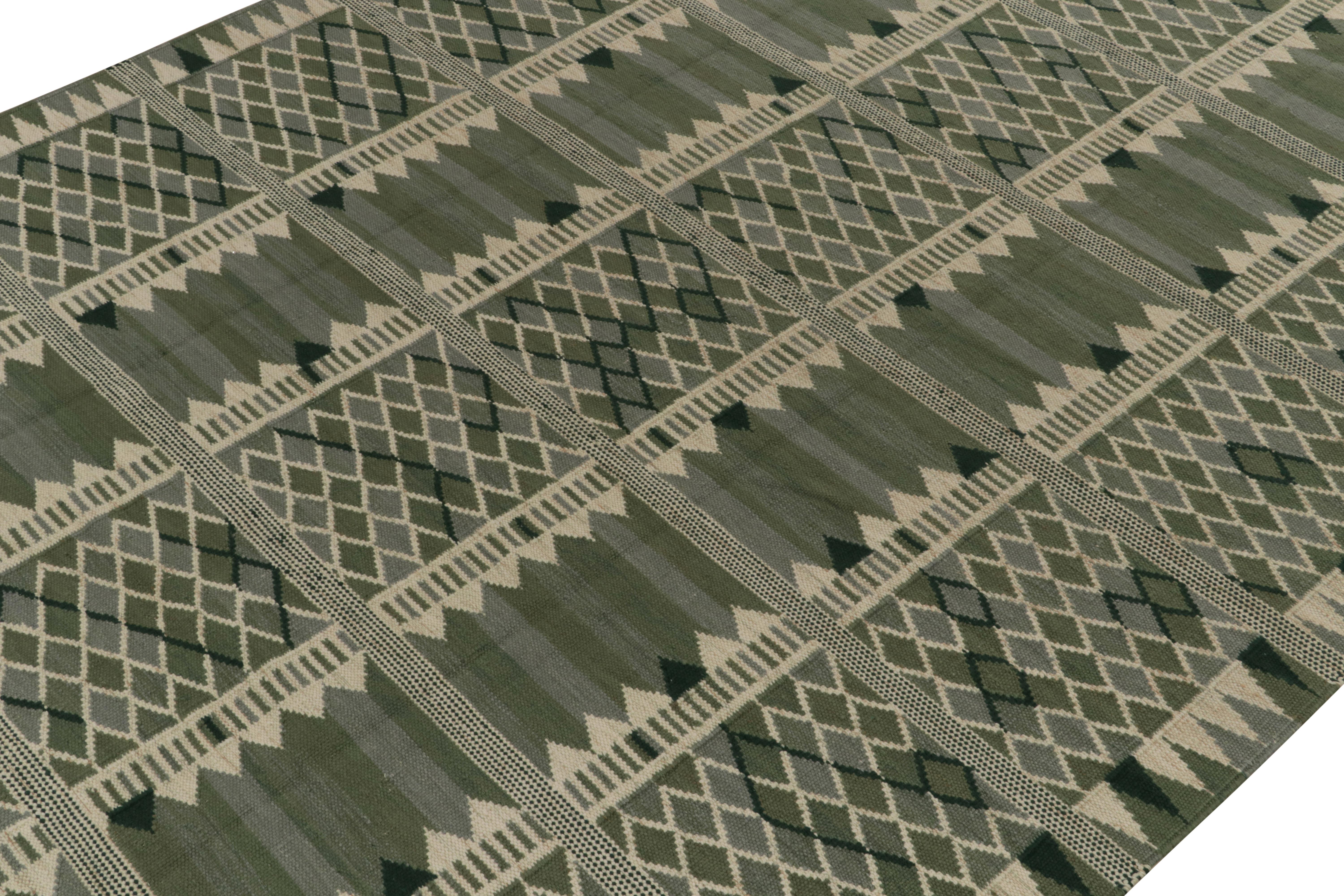 Rug & Kilim's skandinavischer Kilim in grün-weißem, geometrischem Muster (Indisch) im Angebot