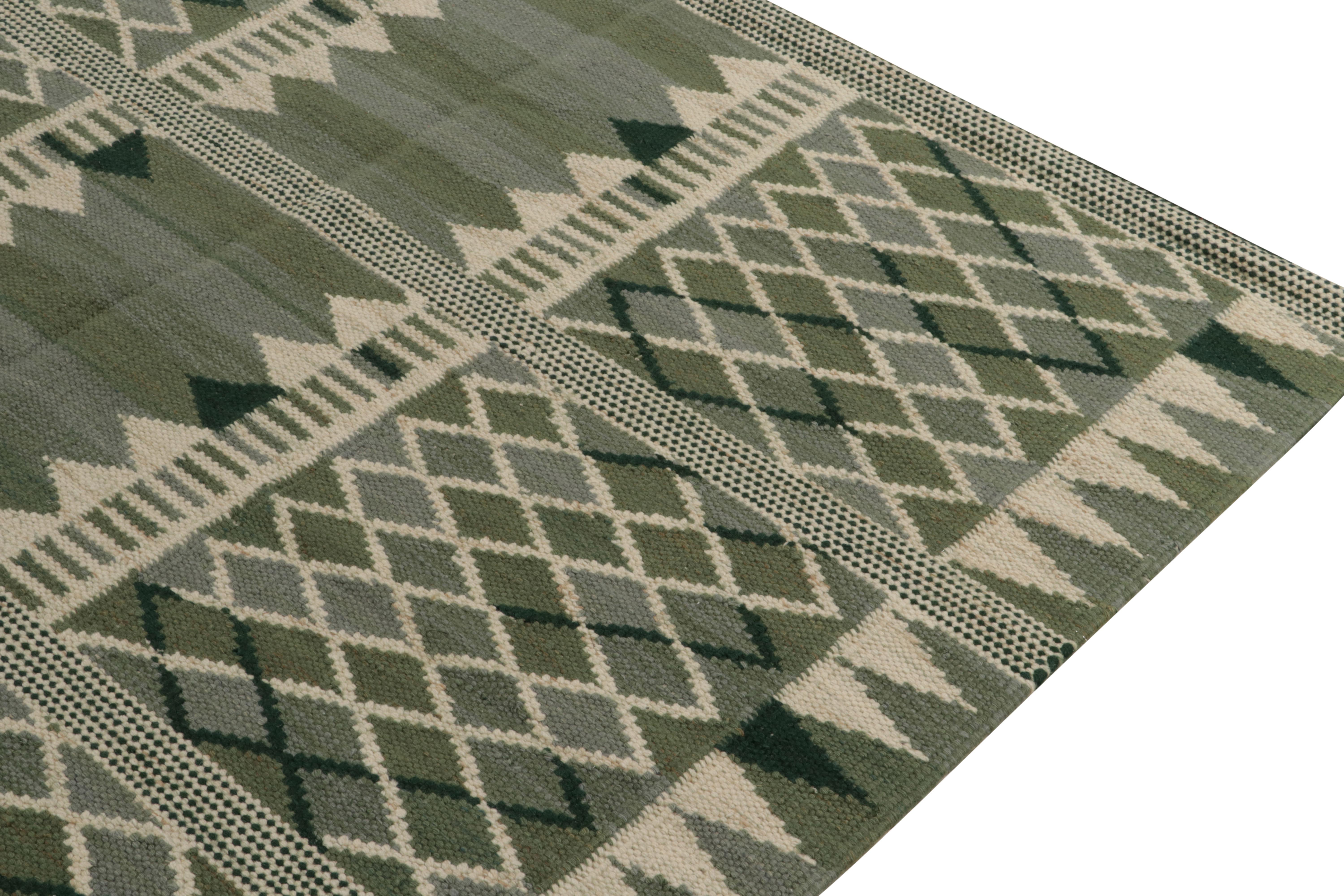 Rug & Kilim's skandinavischer Kilim in grün-weißem, geometrischem Muster (Handgeknüpft) im Angebot