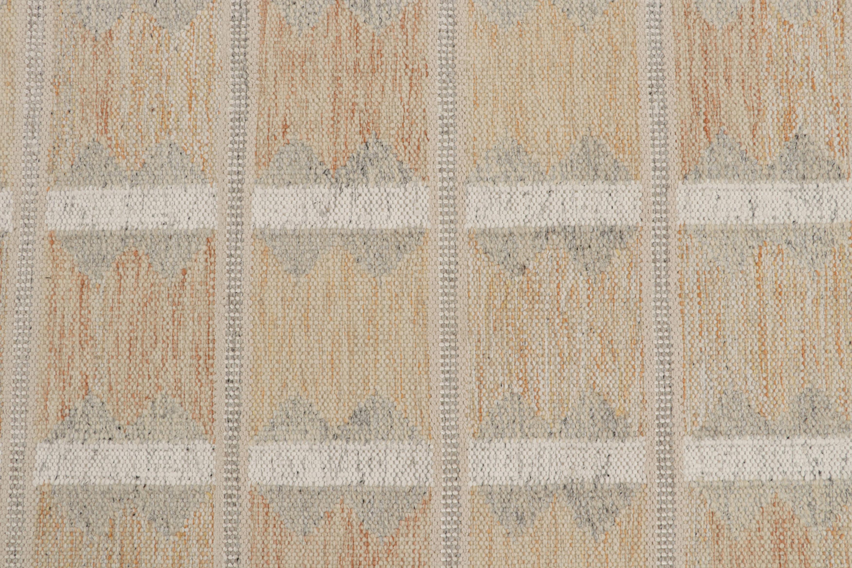 Kilim de estilo escandinavo de Rug & Kilim con motivos geométricos en marfil y blanco roto en Nuevo estado para la venta en Long Island City, NY