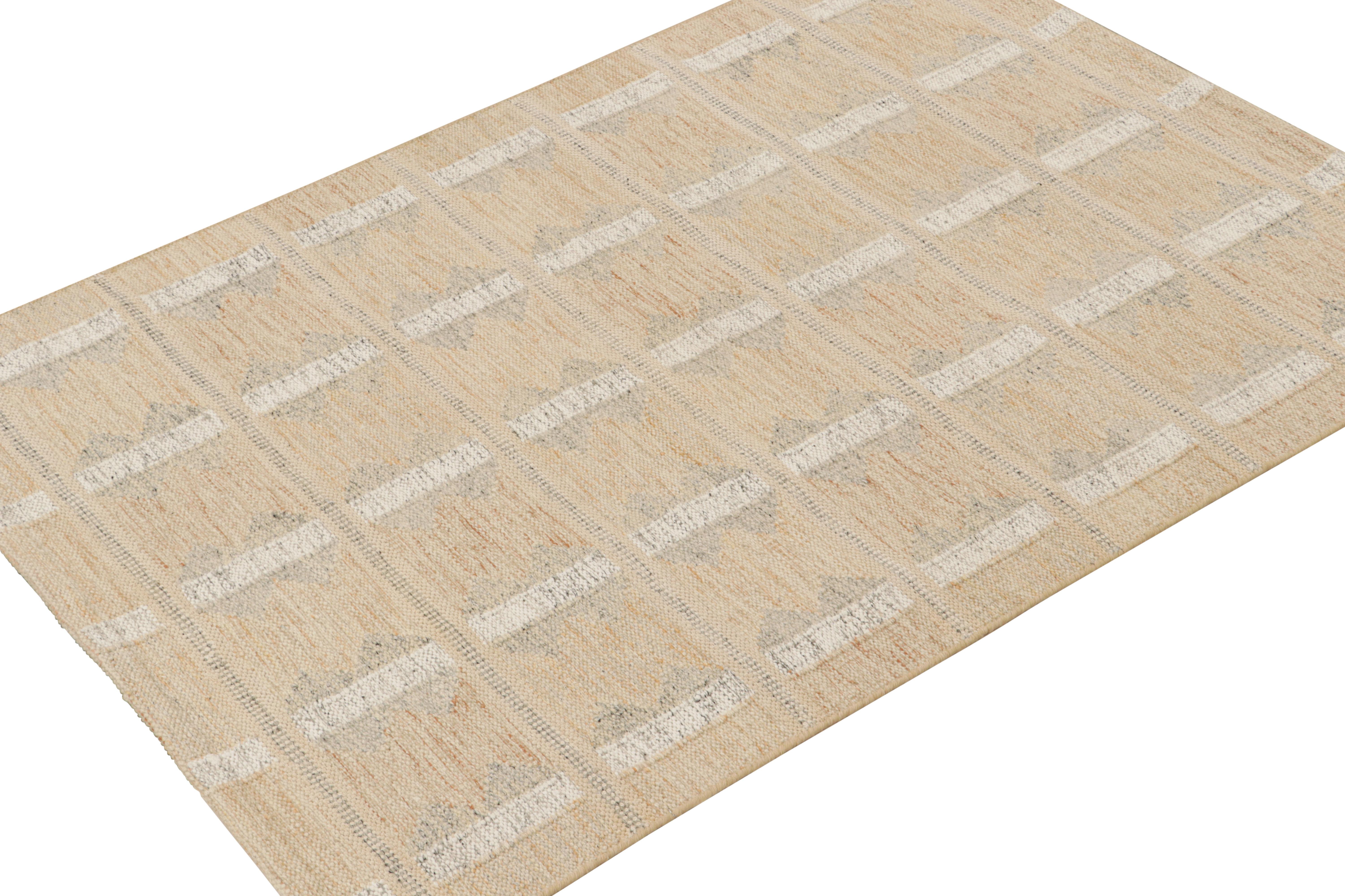 Modern Rug & Kilim’s Scandinavian Style Kilim in Ivory with Off-White Geometric Pattern For Sale