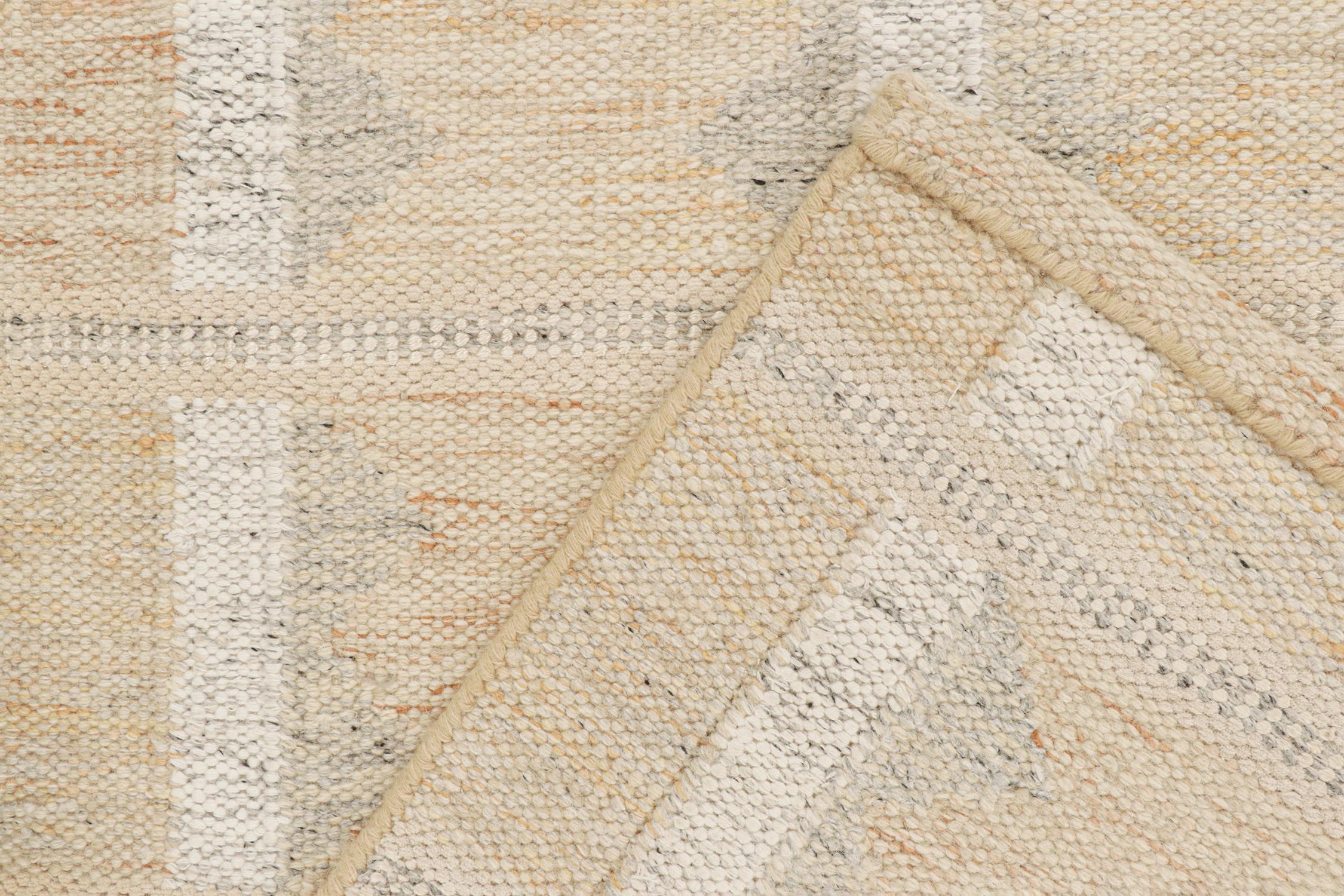 Skandinavischer Kilim von Rug & Kilim in Elfenbein mit weißem, geometrischem Muster (21. Jahrhundert und zeitgenössisch) im Angebot