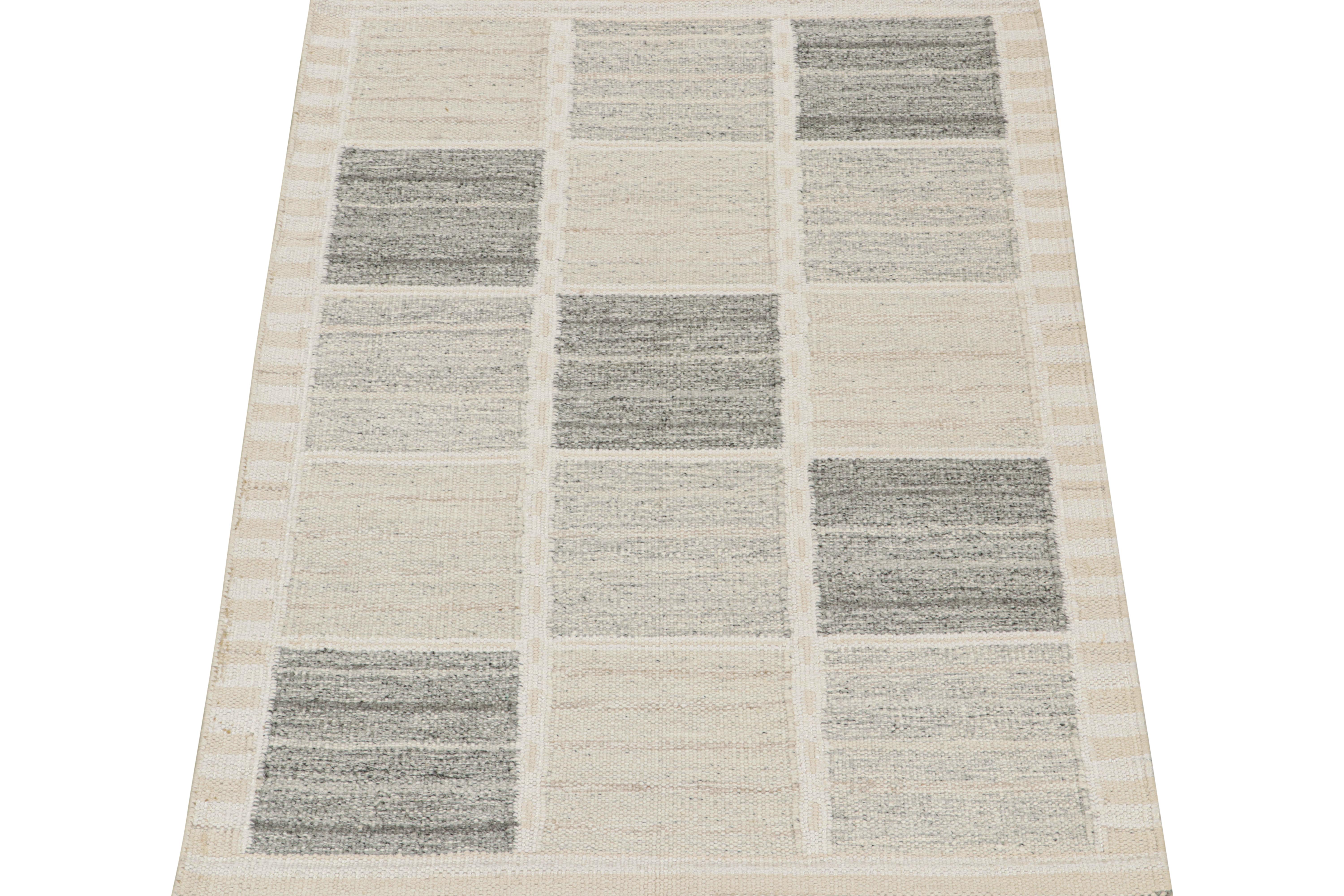 Dieser 4x6 Flachgewebe-Teppich ist ein Neuzugang in der skandinavischen Kilim-Kollektion von Rug & Kilim. Das aus Wolle und natürlichen Garnen handgewebte Design spiegelt eine zeitgenössische Interpretation des Rollakans aus der Mitte des