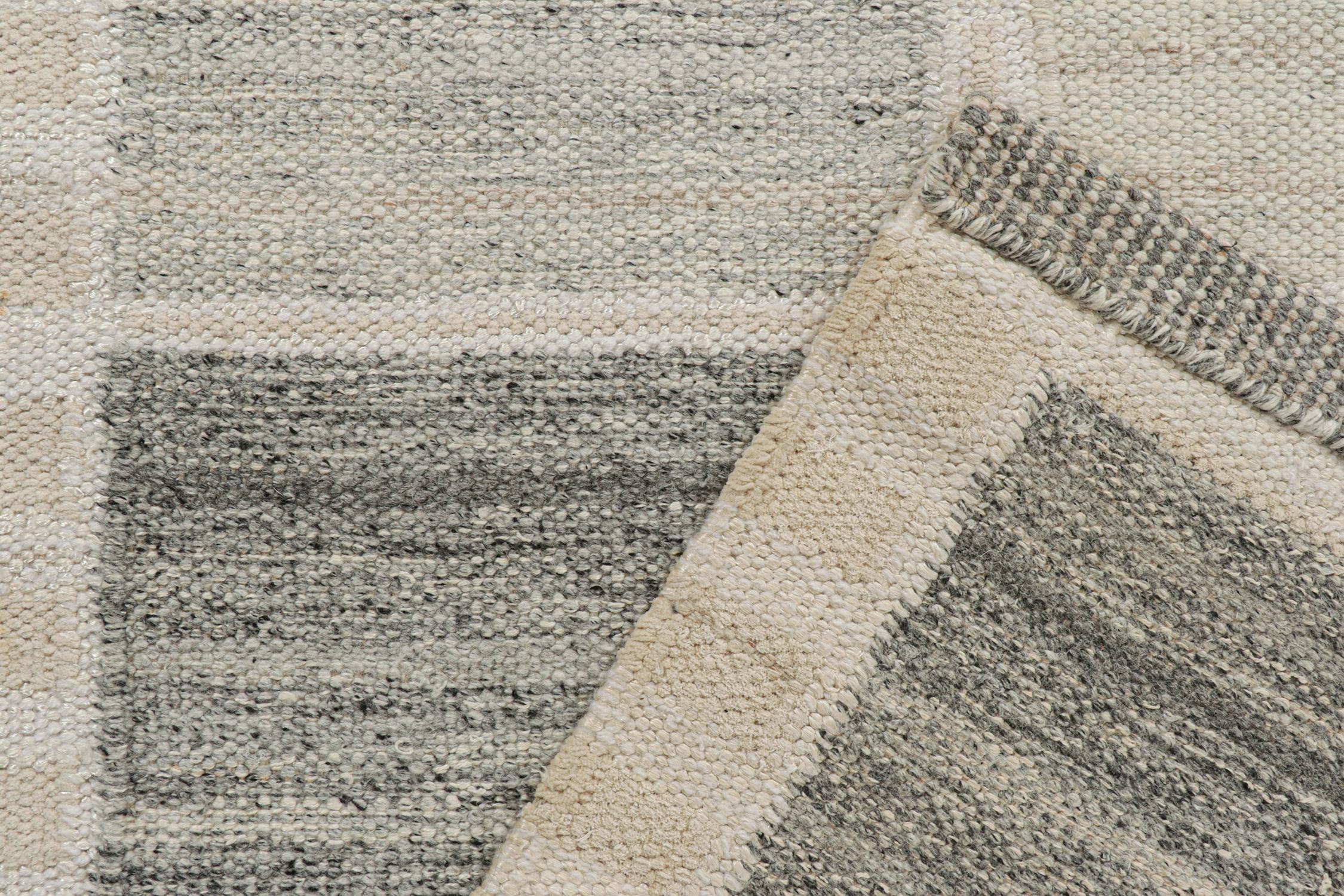 Kilim de estilo escandinavo de Rug & Kilim en blanco roto y motivos geométricos grises Siglo XXI y contemporáneo en venta