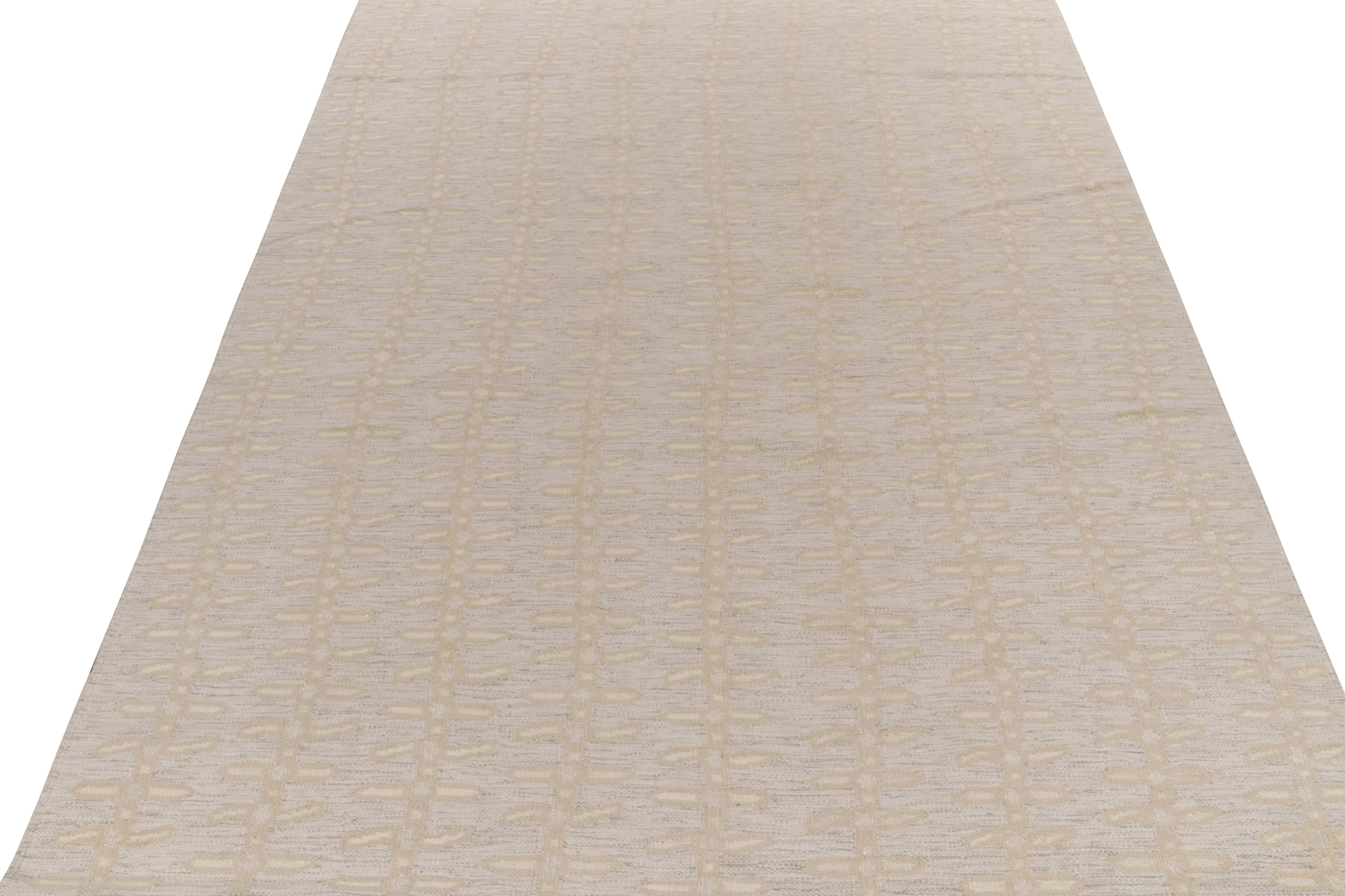 Scandinave moderne Rug & Kilim's Scandinavian Style Kilim in Off-White, Grey and Beige Patterns (Kilim de style scandinave aux motifs blanc cassé, gris et beige) en vente