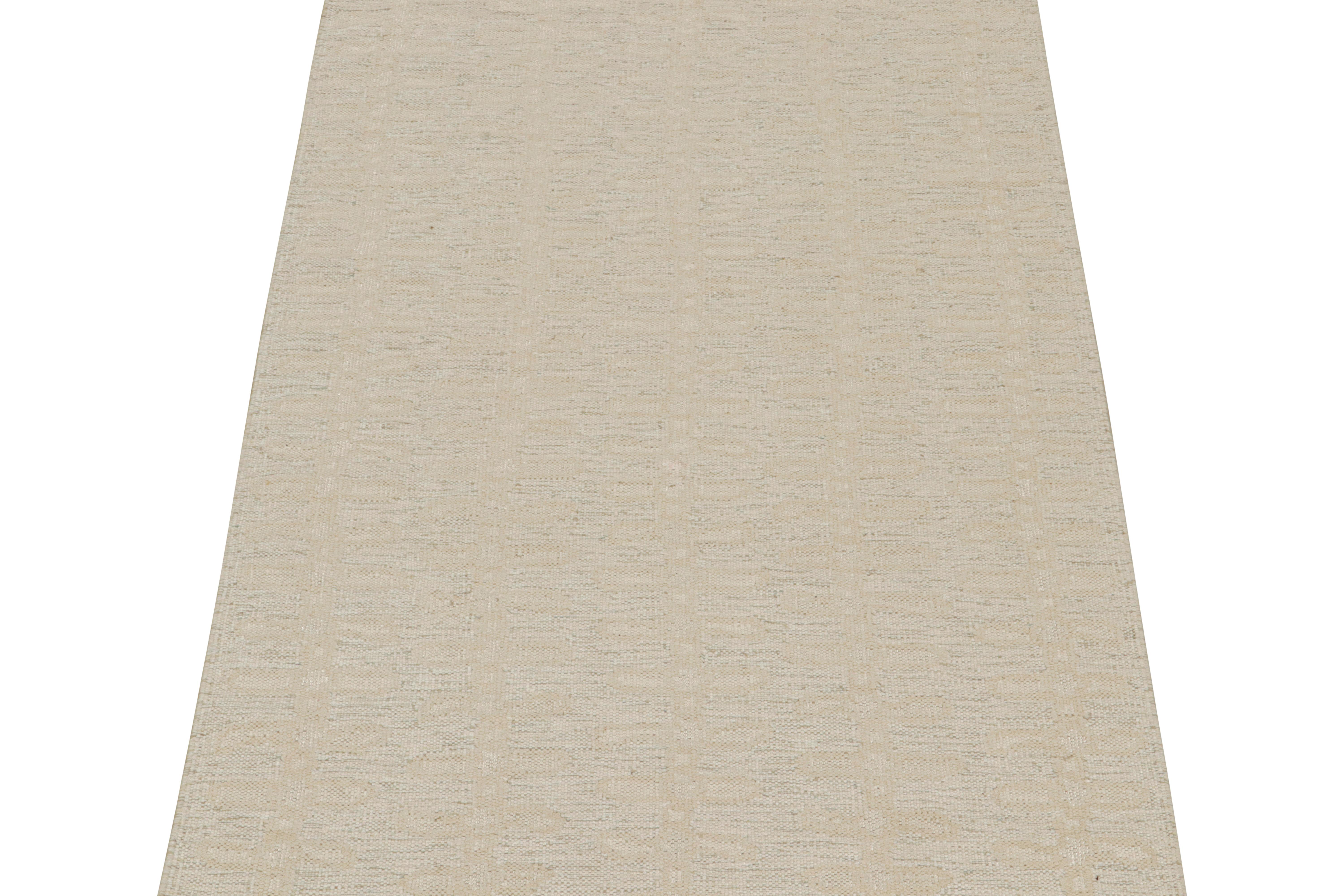 Dieser 5x7-Kilim ist eine kühne Neuheit in der Scandinavian Collection'S von Rug & Kilim. Das aus Wolle und natürlichen Garnen handgewebte Design spiegelt eine zeitgenössische Interpretation des Rollakans aus der Mitte des Jahrhunderts und des
