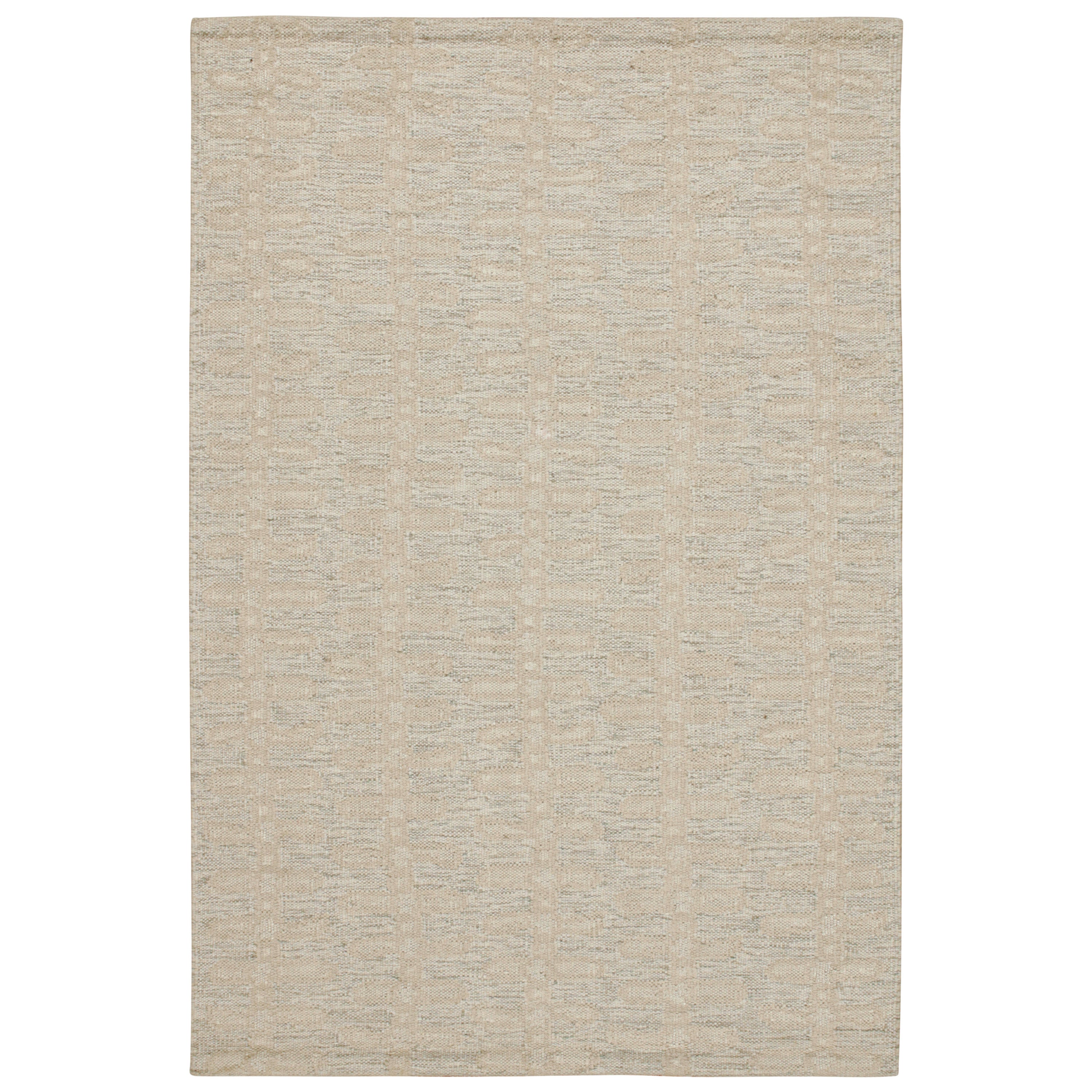 Rug & Kilim: Kilim in stile scandinavo in bianco perla con motivo floreale in vendita