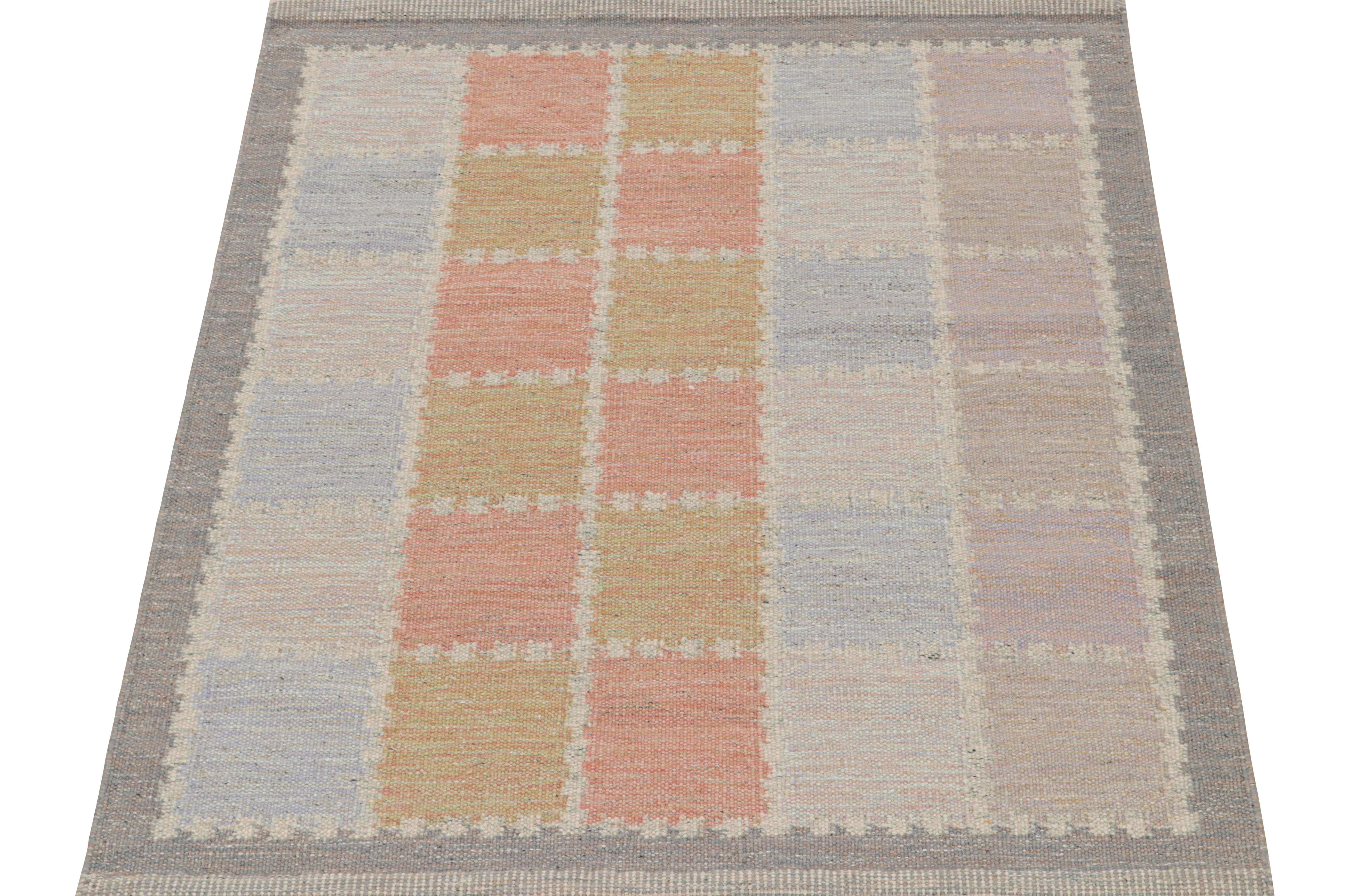 Dieser 6x6 Flachgewebe-Teppich ist eine neue Ergänzung der skandinavischen Kilim-Kollektion von Rug & Kilim. Das aus Wolle und natürlichen Garnen handgewebte Design spiegelt eine zeitgenössische Interpretation des Rollakans aus der Mitte des