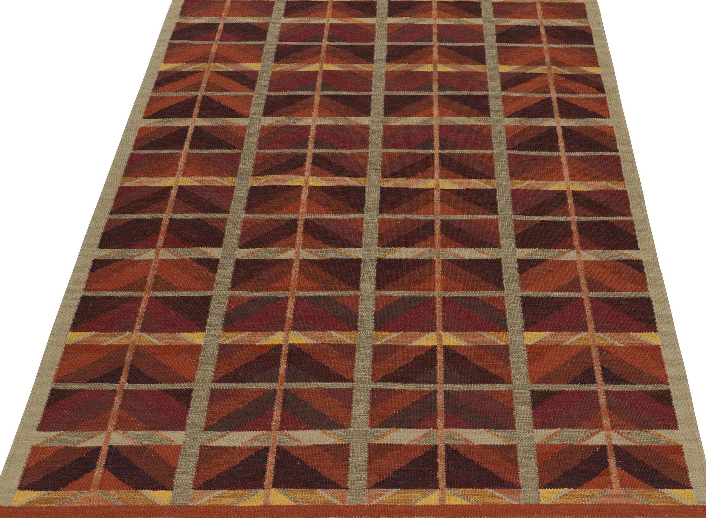 Skandinavischer Kilim von Rug & Kilim in Rot, Ocker und Grau mit geometrischem Muster (Skandinavische Moderne) im Angebot