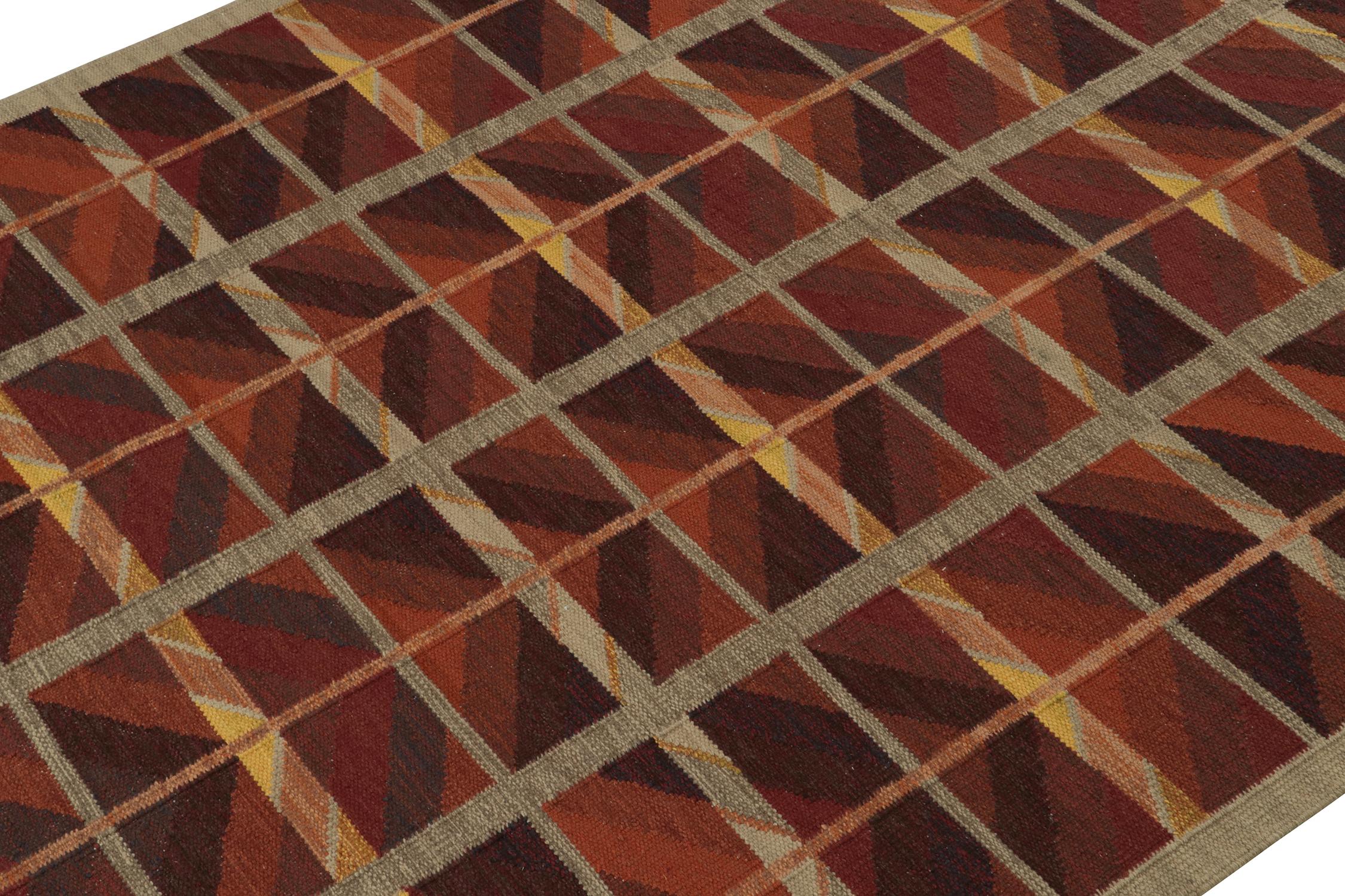 Skandinavischer Kilim von Rug & Kilim in Rot, Ocker und Grau mit geometrischem Muster (Indisch) im Angebot