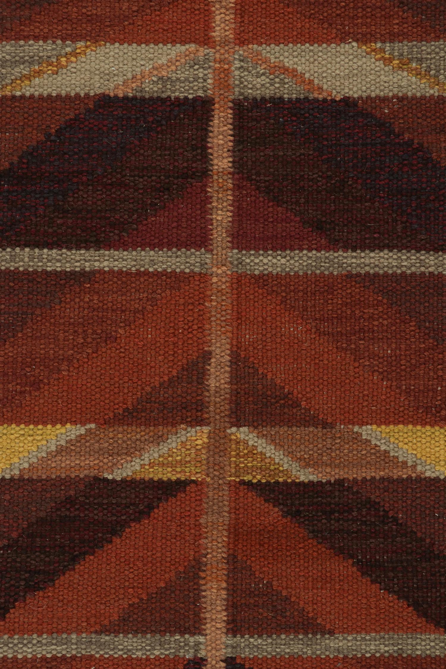 Skandinavischer Kilim von Rug & Kilim in Rot, Ocker und Grau mit geometrischem Muster im Zustand „Neu“ im Angebot in Long Island City, NY