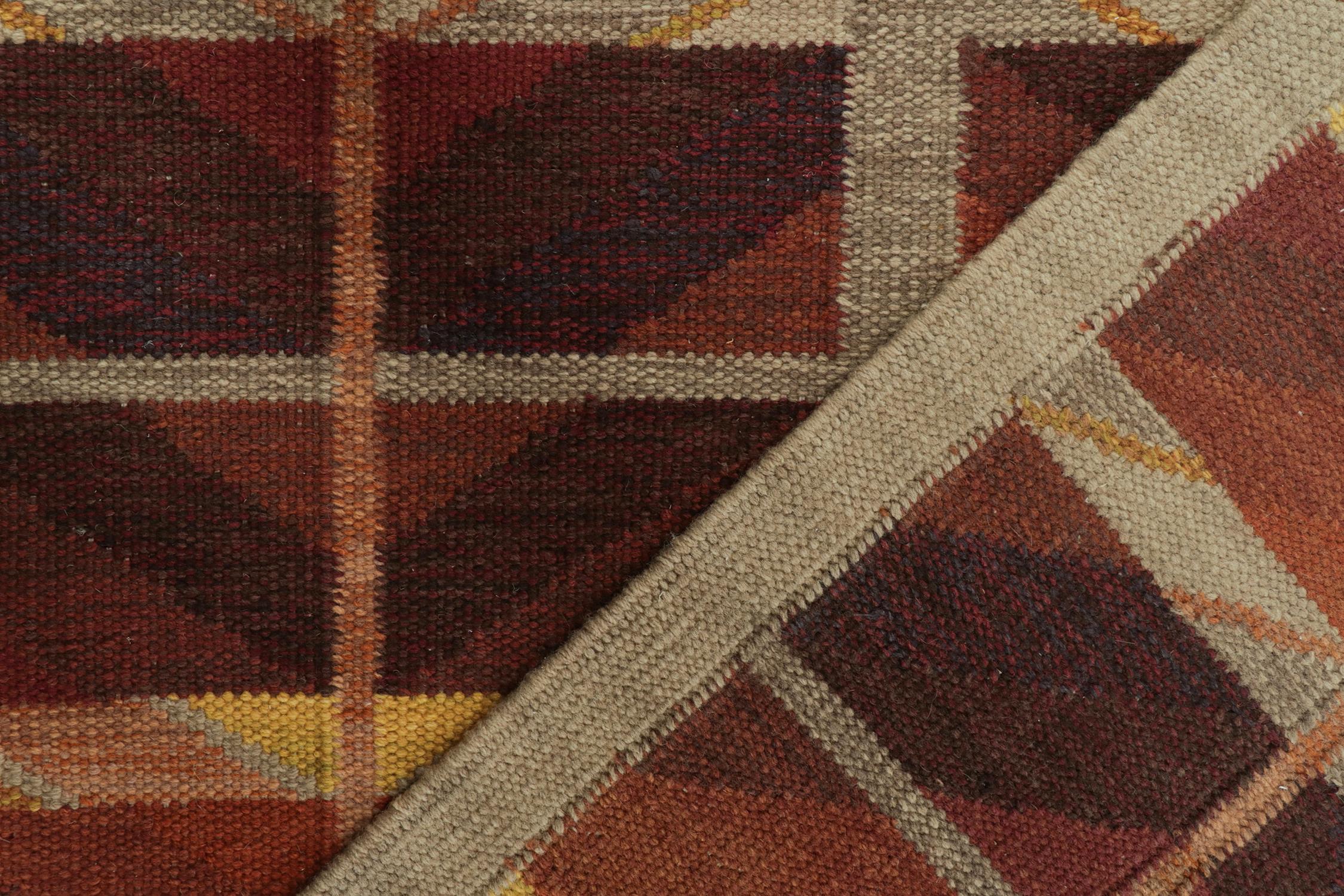 Skandinavischer Kilim von Rug & Kilim in Rot, Ocker und Grau mit geometrischem Muster (21. Jahrhundert und zeitgenössisch) im Angebot