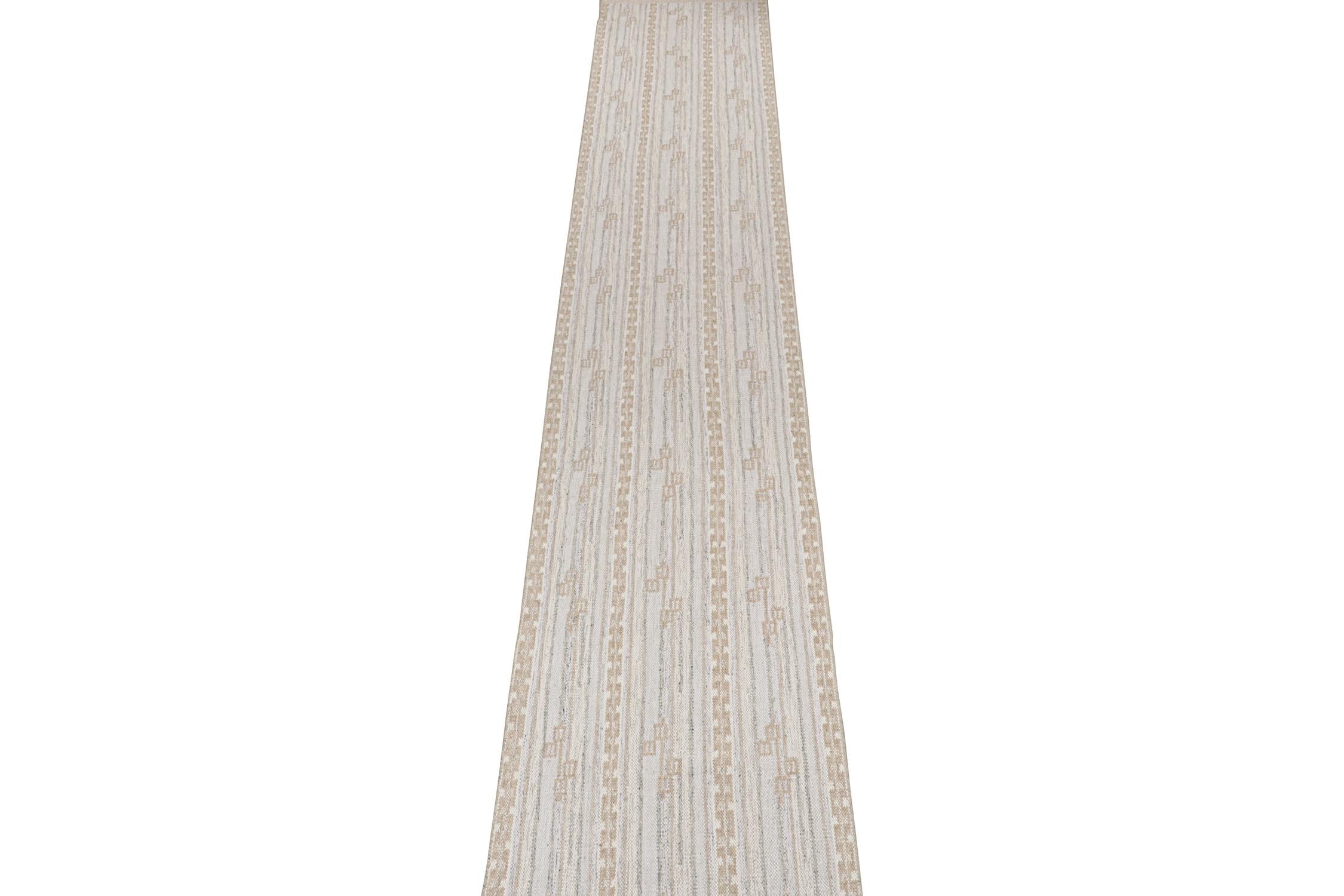 Dieser 3x36 Kelim im schwedischen Stil ist eine neue Ergänzung der preisgekrönten skandinavischen Flachgewebekollektion von Rug & Kilim. 

Weiter zum Design: 

Dieser extralange Läufer ist eine raffinierte moderne Variante des klassischen