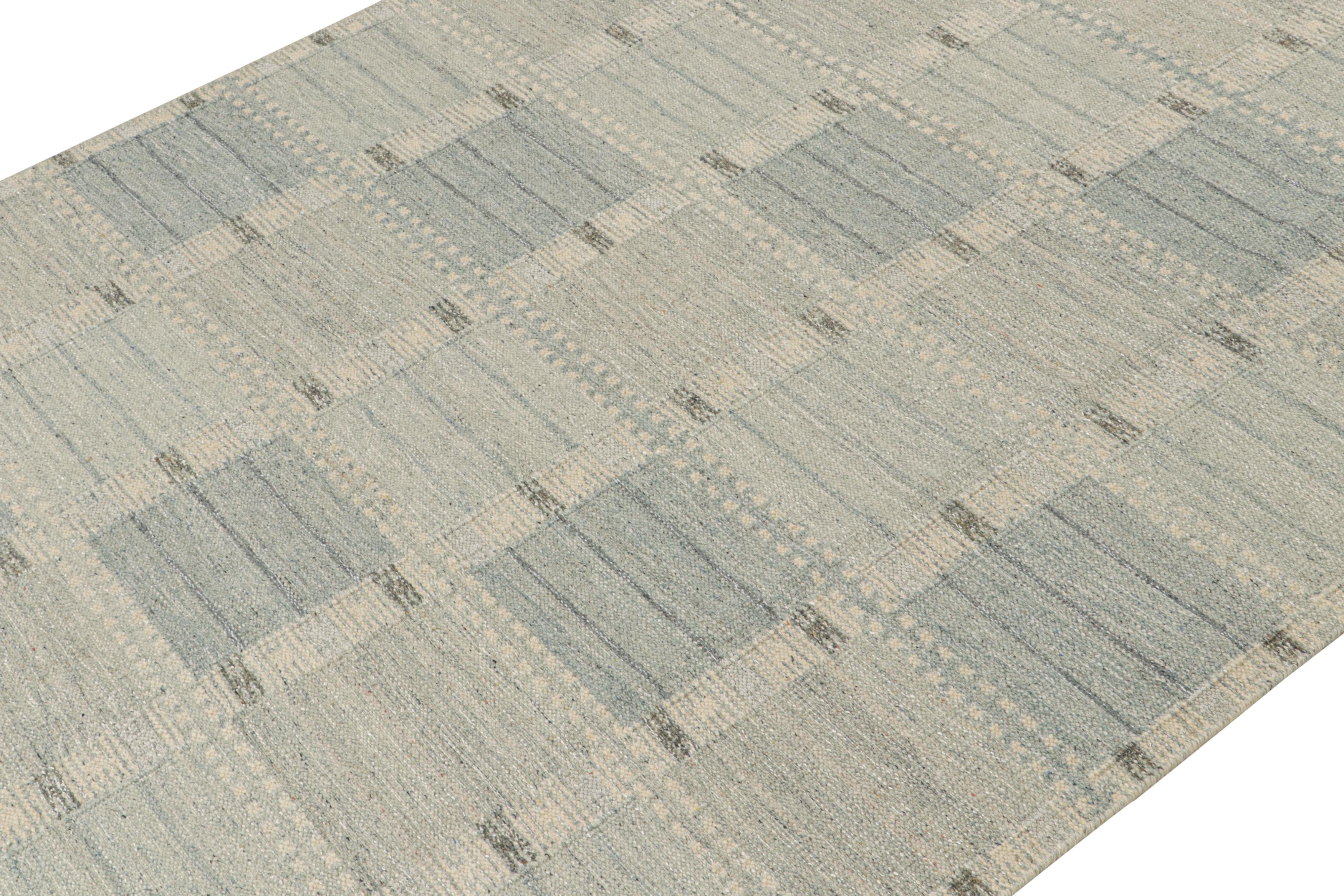 Dieses 8x10 Flachgewebe ist eine neue Ergänzung der skandinavischen Kilim-Kollektion von Rug & Kilim. Das aus Wolle und natürlichen Garnen handgewebte Design spiegelt eine zeitgenössische Interpretation des Rollakans aus der Mitte des Jahrhunderts
