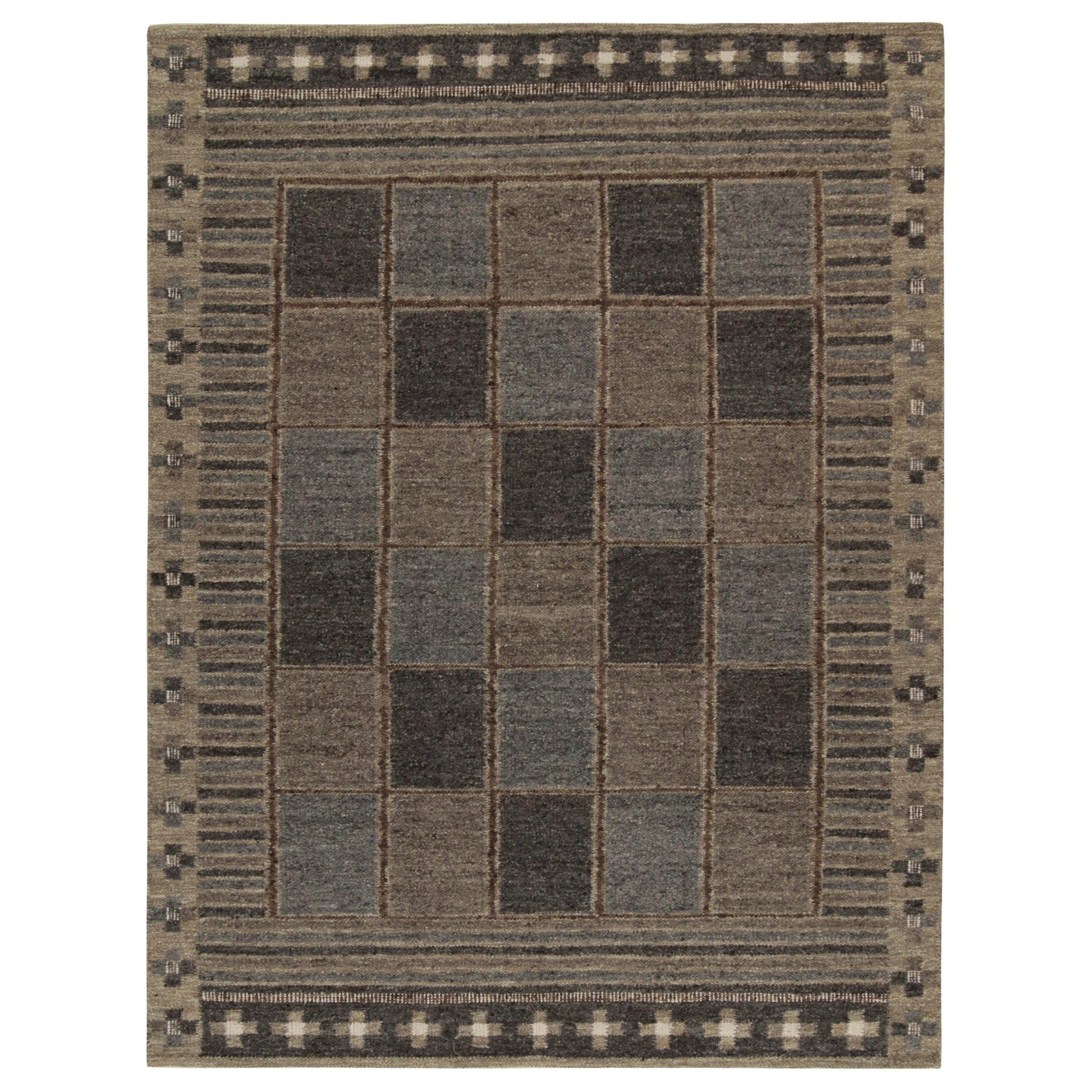 Rug & Kilim è un kilim in stile scandinavo con motivi geometrici color ardesia e beige-marrone.