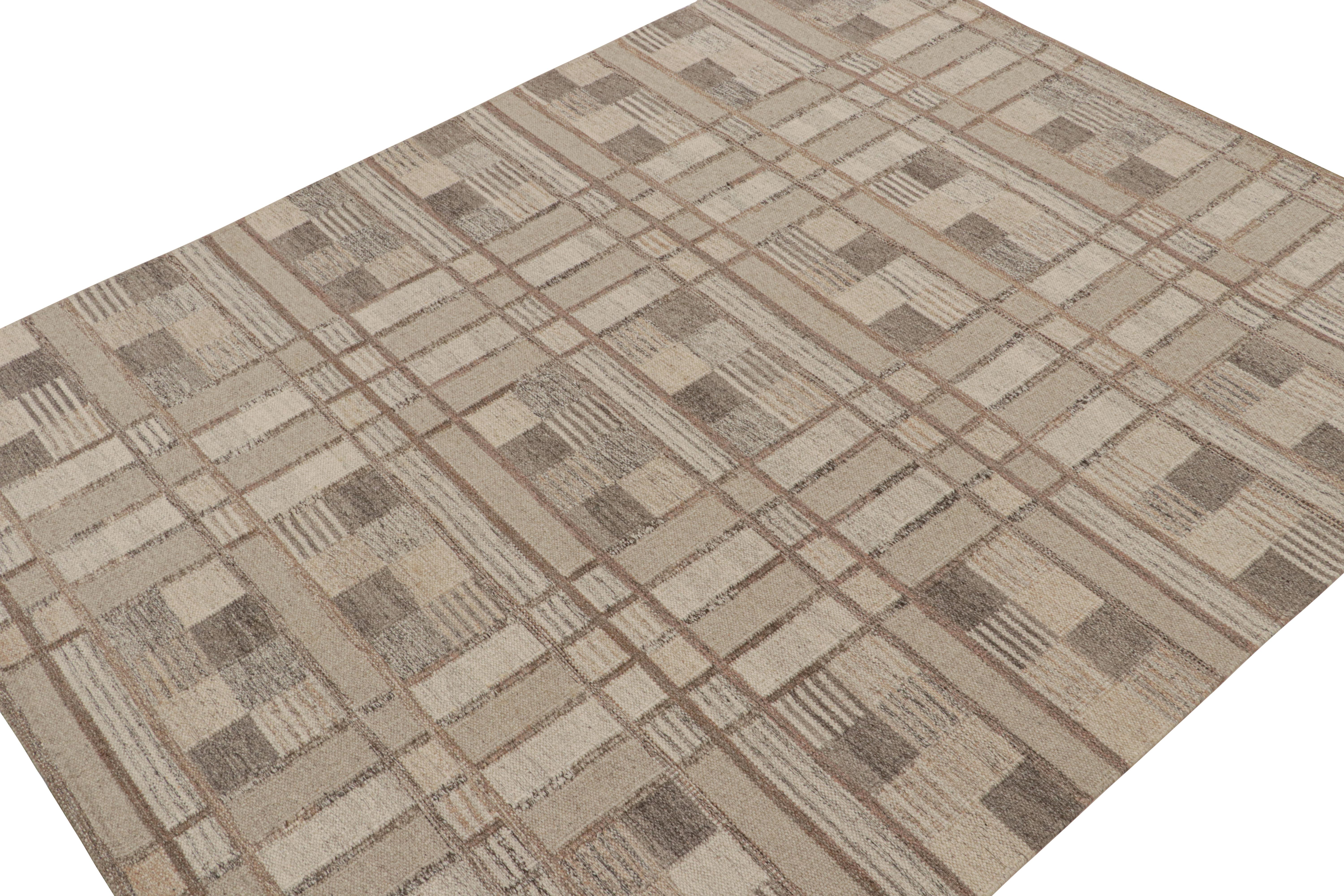 Un élégant Rug & Kilim 9x12 de style suédois, issu de notre collection primée de tissage plat scandinave. Tissé à la main en laine, coton et fils naturels non teints.

Sur le Design : 

Ce tapis présente des motifs géométriques dans les tons