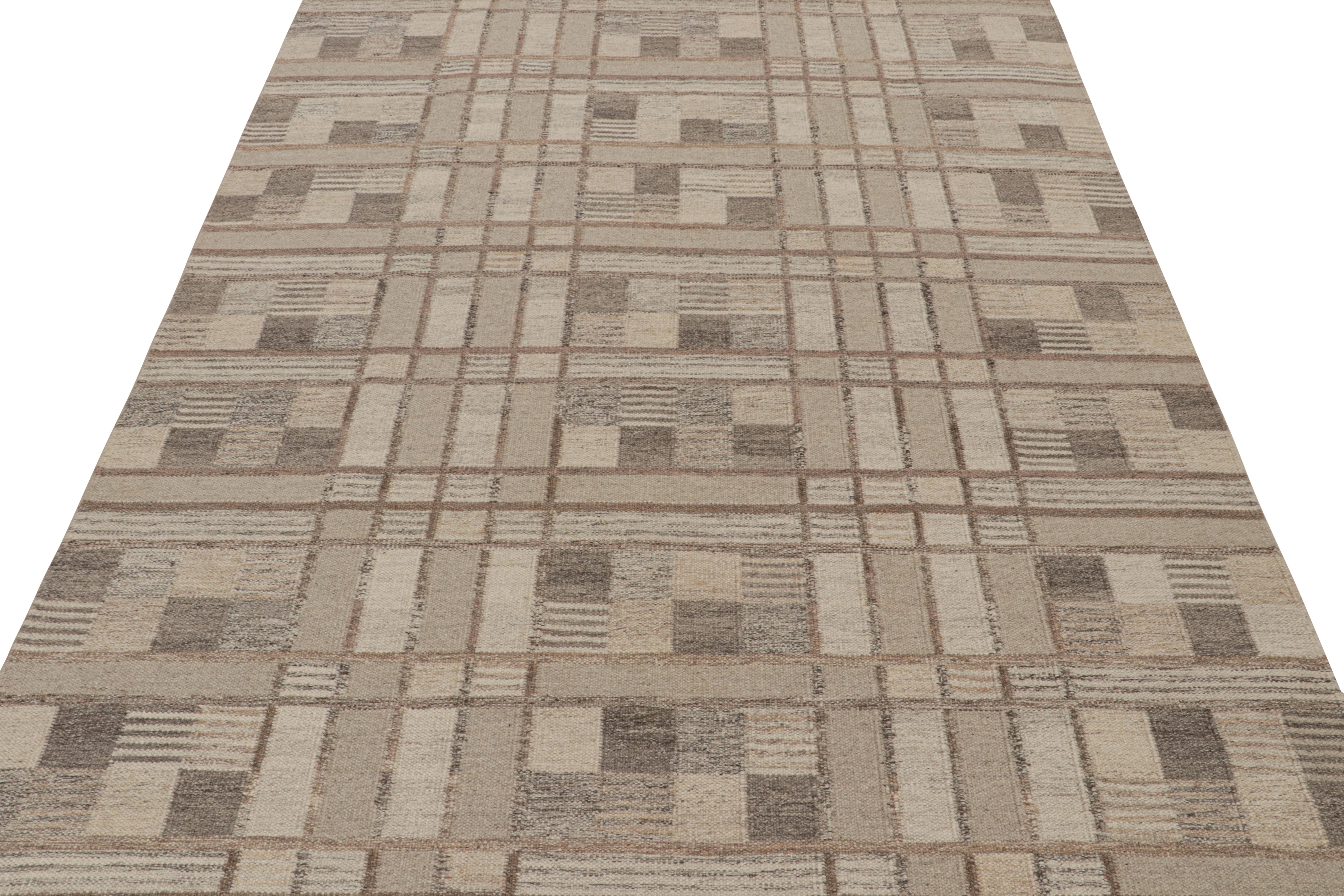 Moderne Rug & Kilim's Scandinavian Style Kilim in Taupe & Beige-Brown Geometric Pattern (Kilim de style scandinave à motifs géométriques taupe et beige-marron) en vente