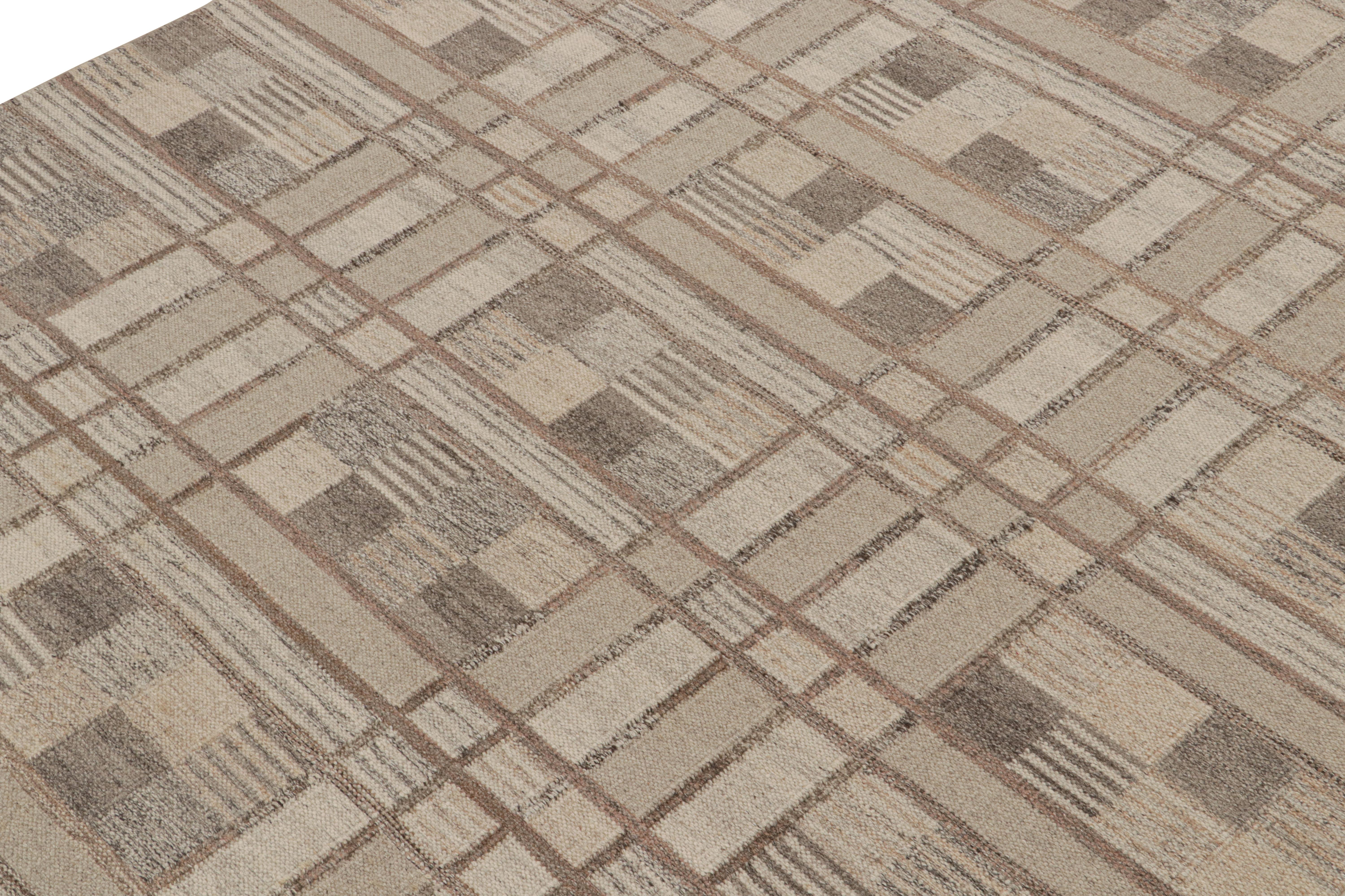 Indien Rug & Kilim's Scandinavian Style Kilim in Taupe & Beige-Brown Geometric Pattern (Kilim de style scandinave à motifs géométriques taupe et beige-marron) en vente