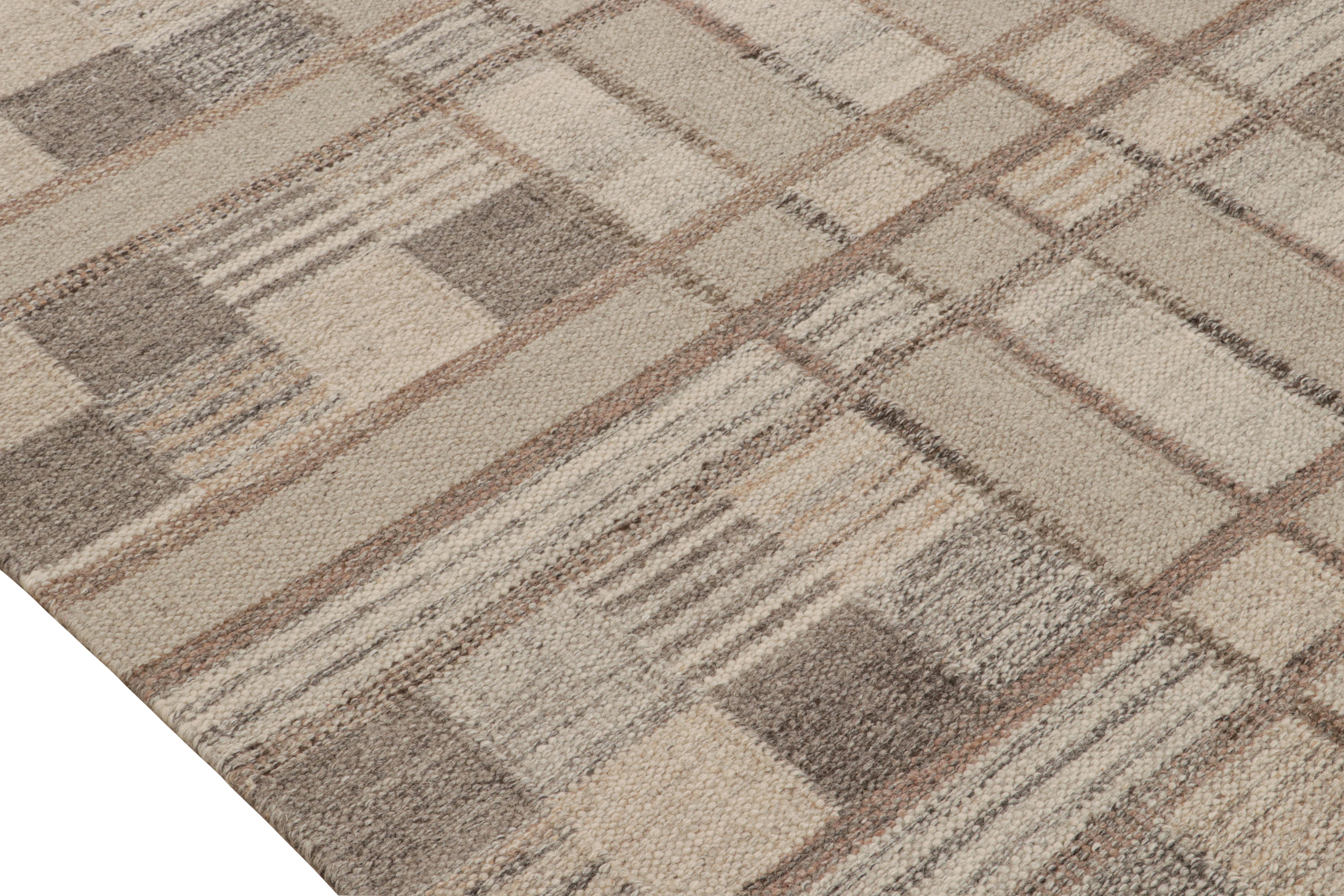 Tissé à la main Rug & Kilim's Scandinavian Style Kilim in Taupe & Beige-Brown Geometric Pattern (Kilim de style scandinave à motifs géométriques taupe et beige-marron) en vente