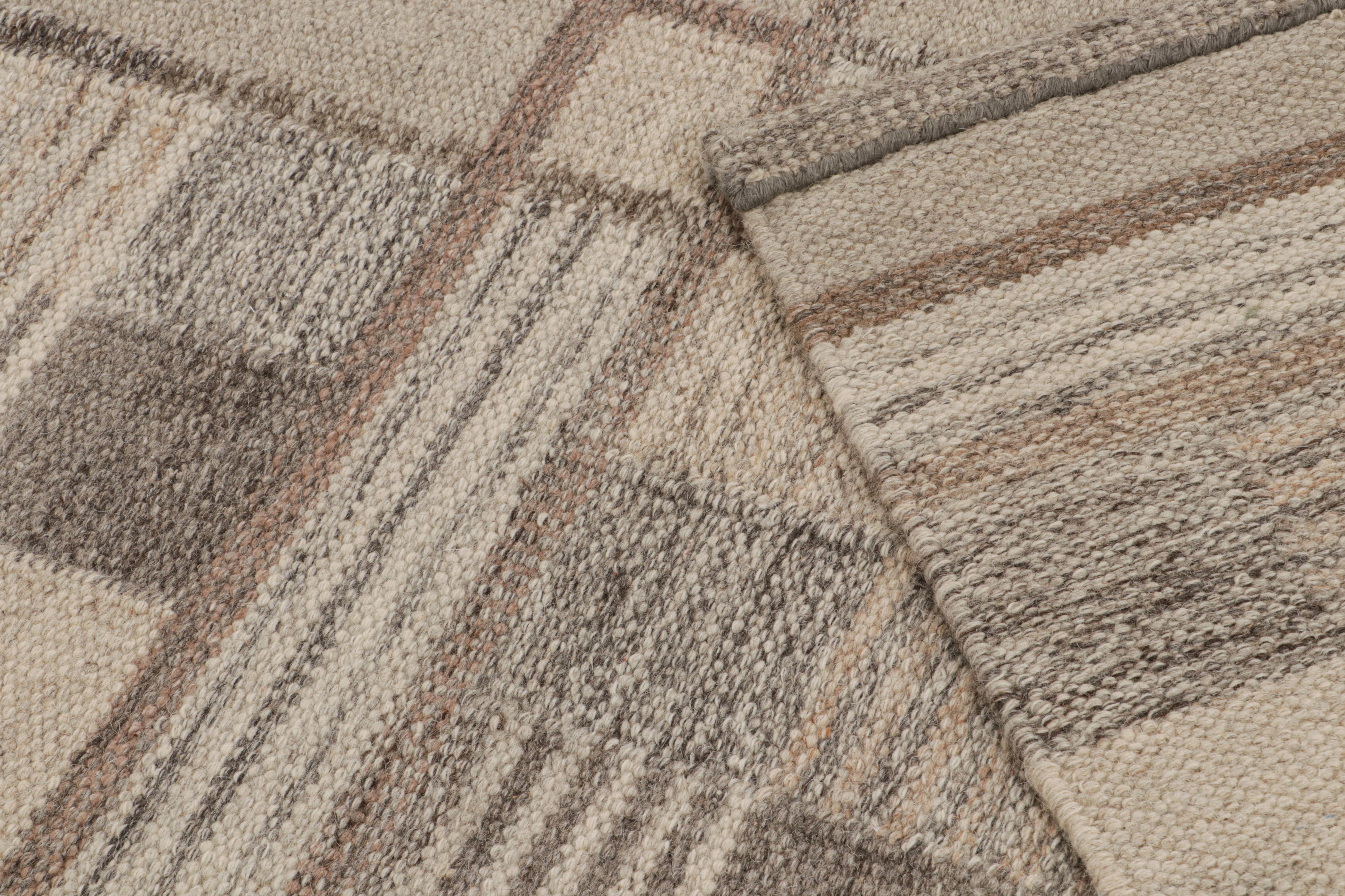 XXIe siècle et contemporain Rug & Kilim's Scandinavian Style Kilim in Taupe & Beige-Brown Geometric Pattern (Kilim de style scandinave à motifs géométriques taupe et beige-marron) en vente