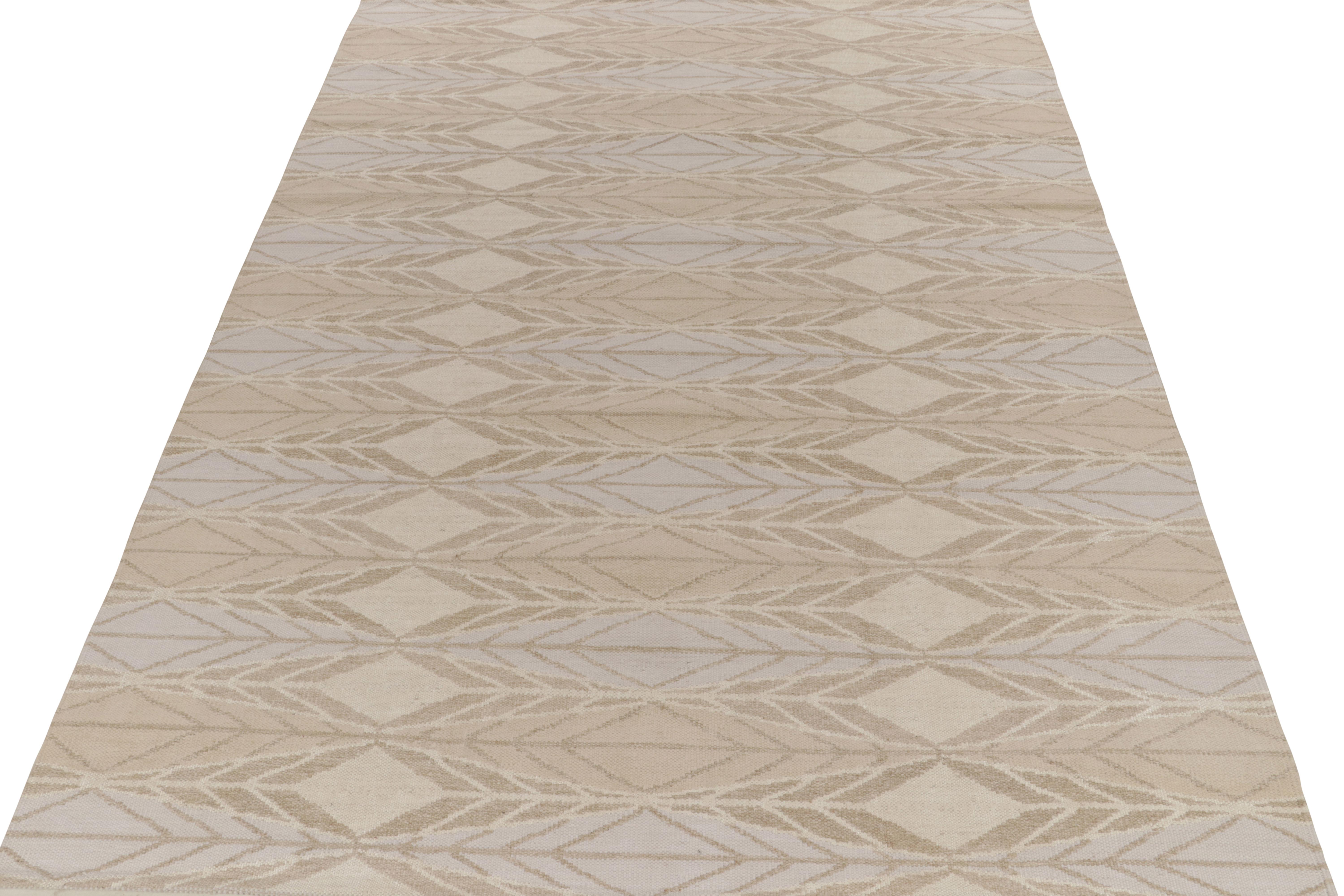 Scandinave moderne Rug & Kilim's Scandinavian Style Kilim in Taupe, Blue and Off-White Patterns (Kilim de style scandinave aux motifs taupe, bleu et blanc cassé) en vente