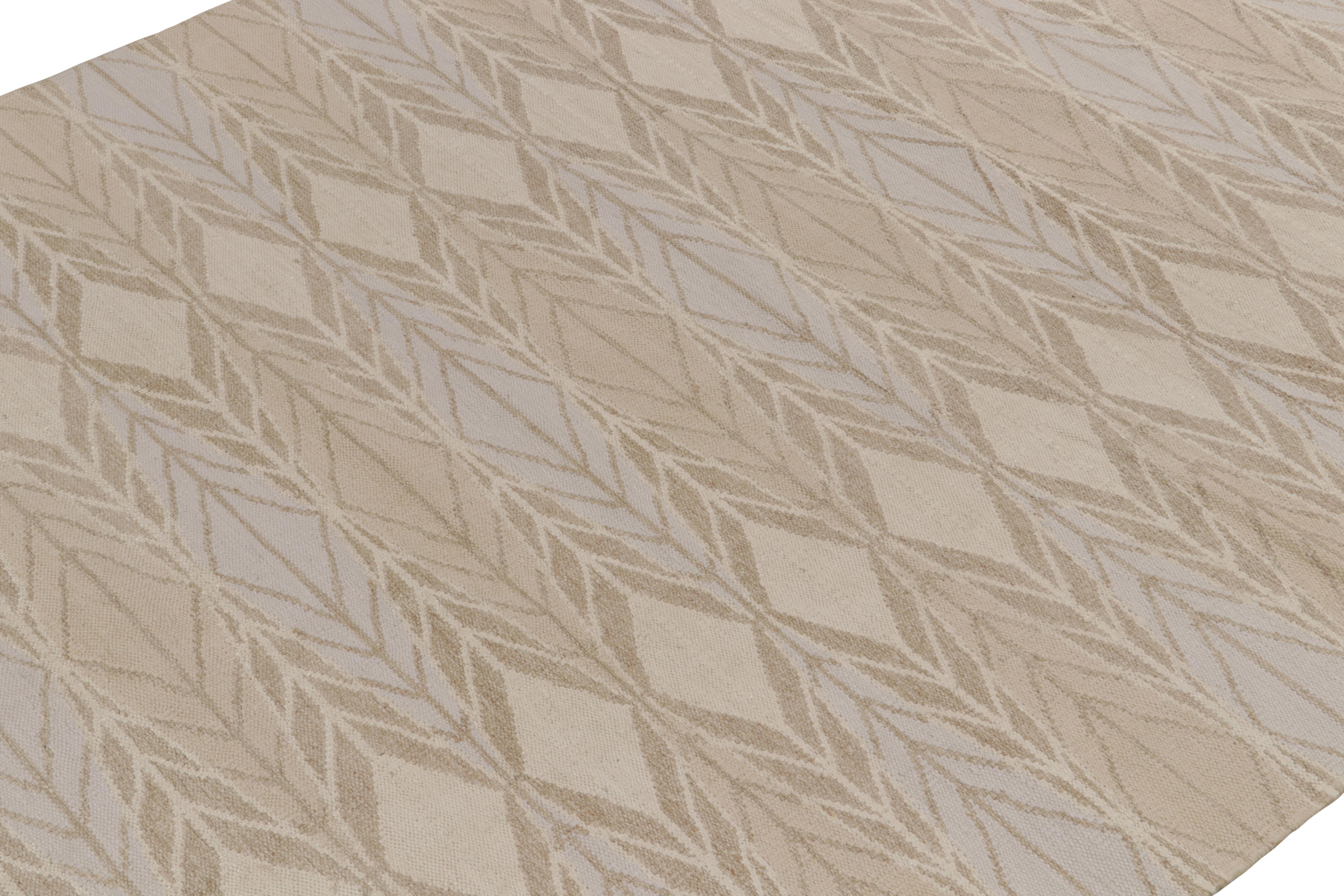 Indien Rug & Kilim's Scandinavian Style Kilim in Taupe, Blue and Off-White Patterns (Kilim de style scandinave aux motifs taupe, bleu et blanc cassé) en vente