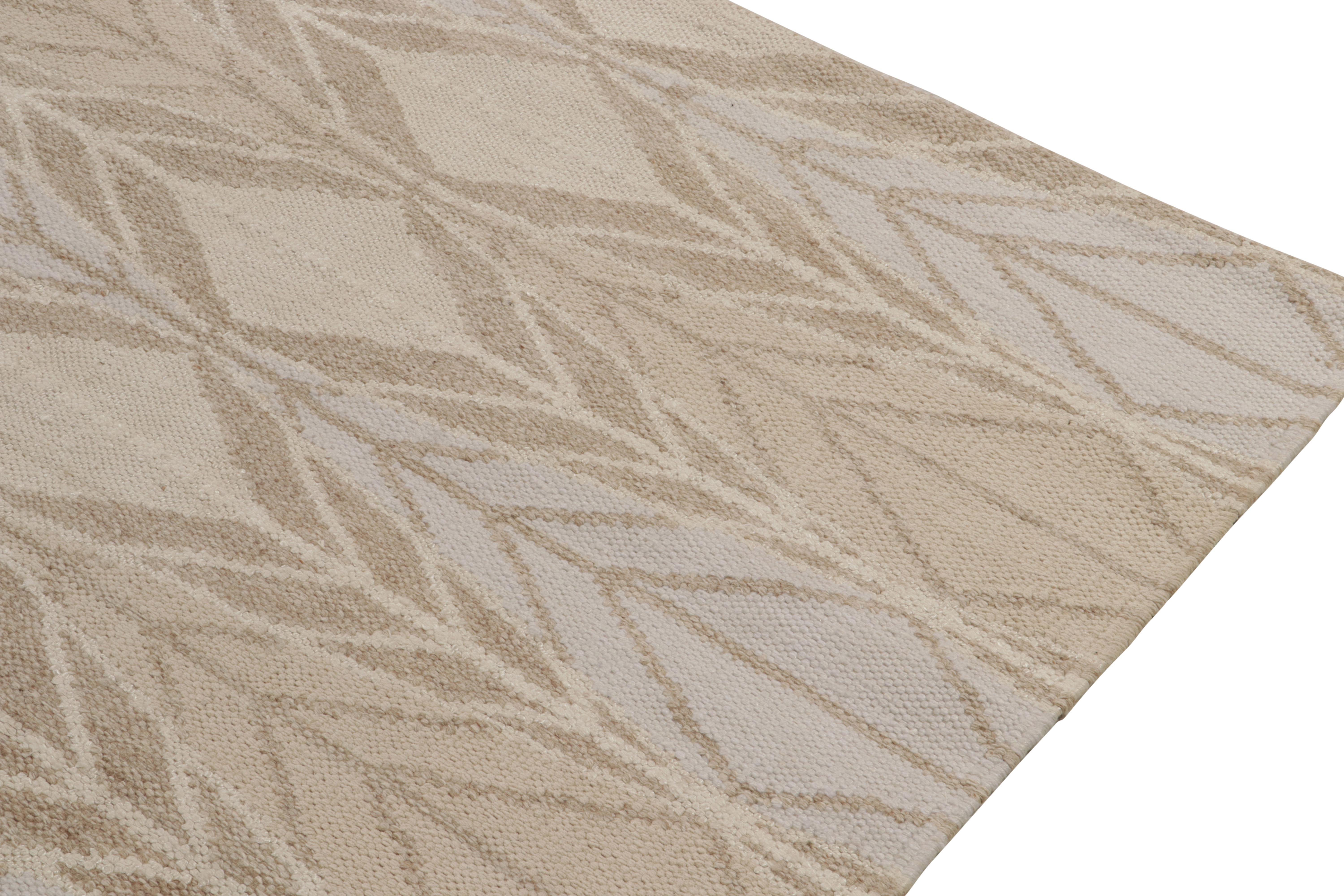 Noué à la main Rug & Kilim's Scandinavian Style Kilim in Taupe, Blue and Off-White Patterns (Kilim de style scandinave aux motifs taupe, bleu et blanc cassé) en vente