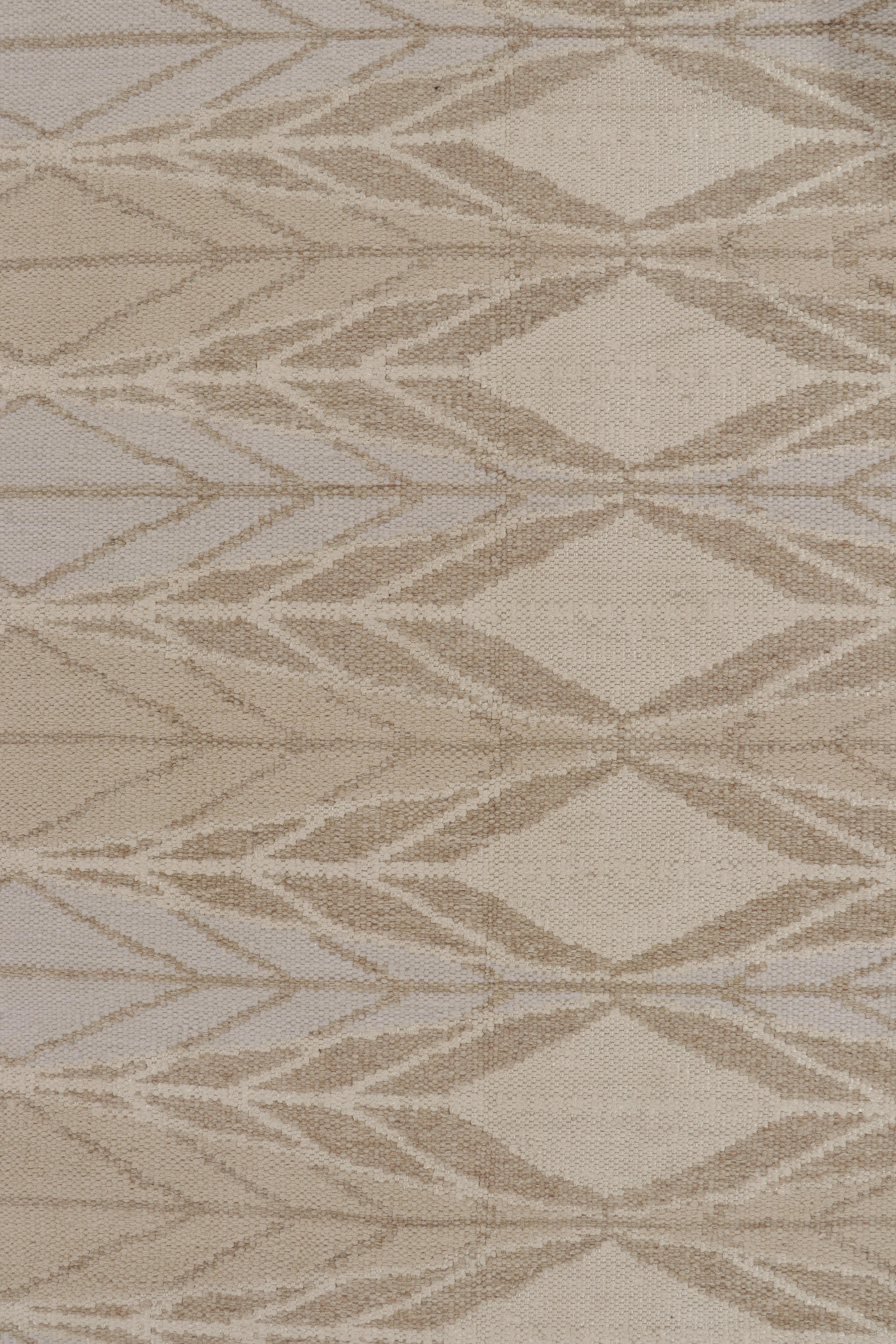 Rug & Kilim's Scandinavian Style Kilim in Taupe, Blue and Off-White Patterns (Kilim de style scandinave aux motifs taupe, bleu et blanc cassé) Neuf - En vente à Long Island City, NY