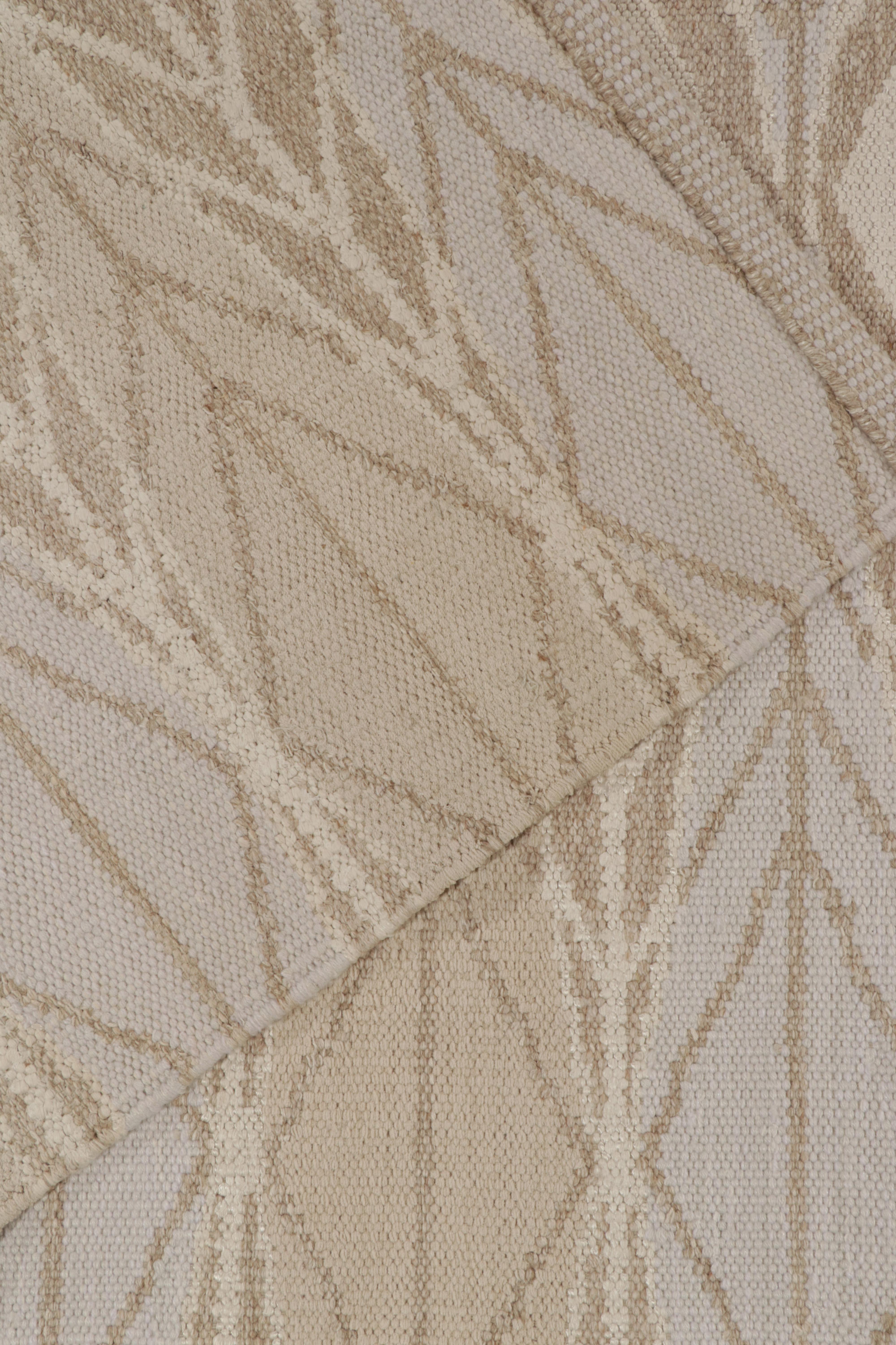 XXIe siècle et contemporain Rug & Kilim's Scandinavian Style Kilim in Taupe, Blue and Off-White Patterns (Kilim de style scandinave aux motifs taupe, bleu et blanc cassé) en vente