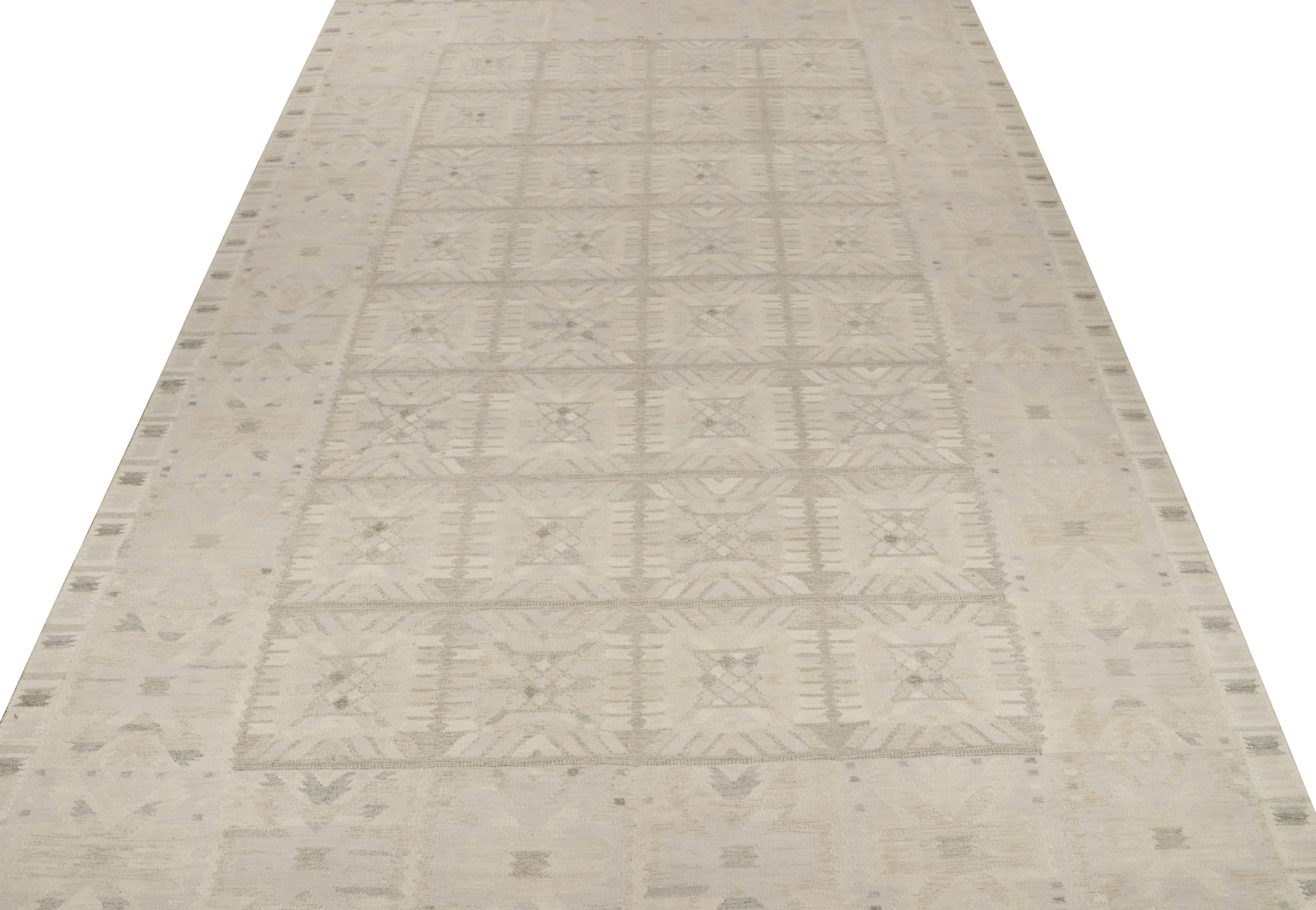 Rug & Kilim's skandinavischer Kilim in weißem und grauem geometrischem Muster (Skandinavische Moderne) im Angebot