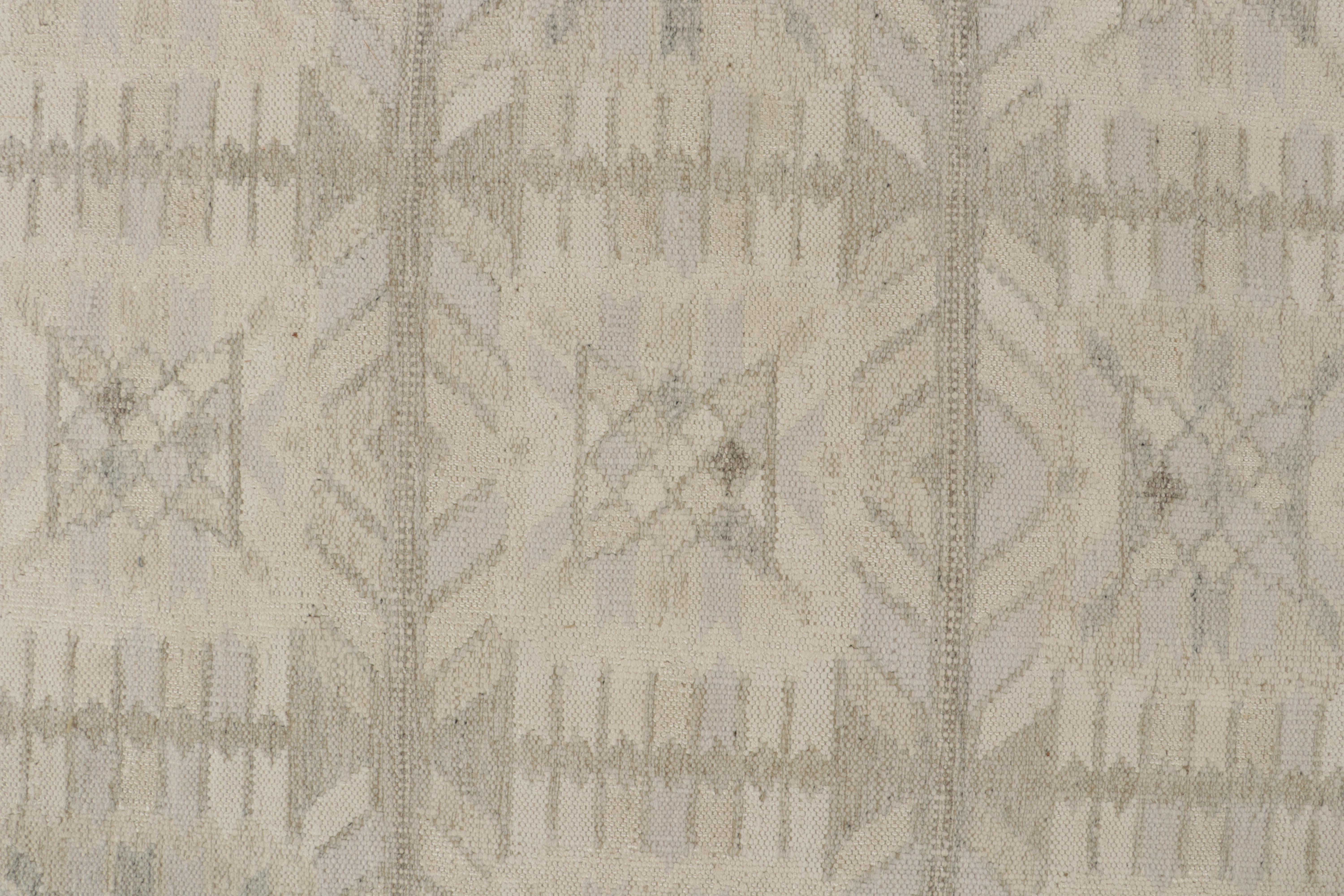 Rug & Kilim's skandinavischer Kilim in weißem und grauem geometrischem Muster im Zustand „Neu“ im Angebot in Long Island City, NY